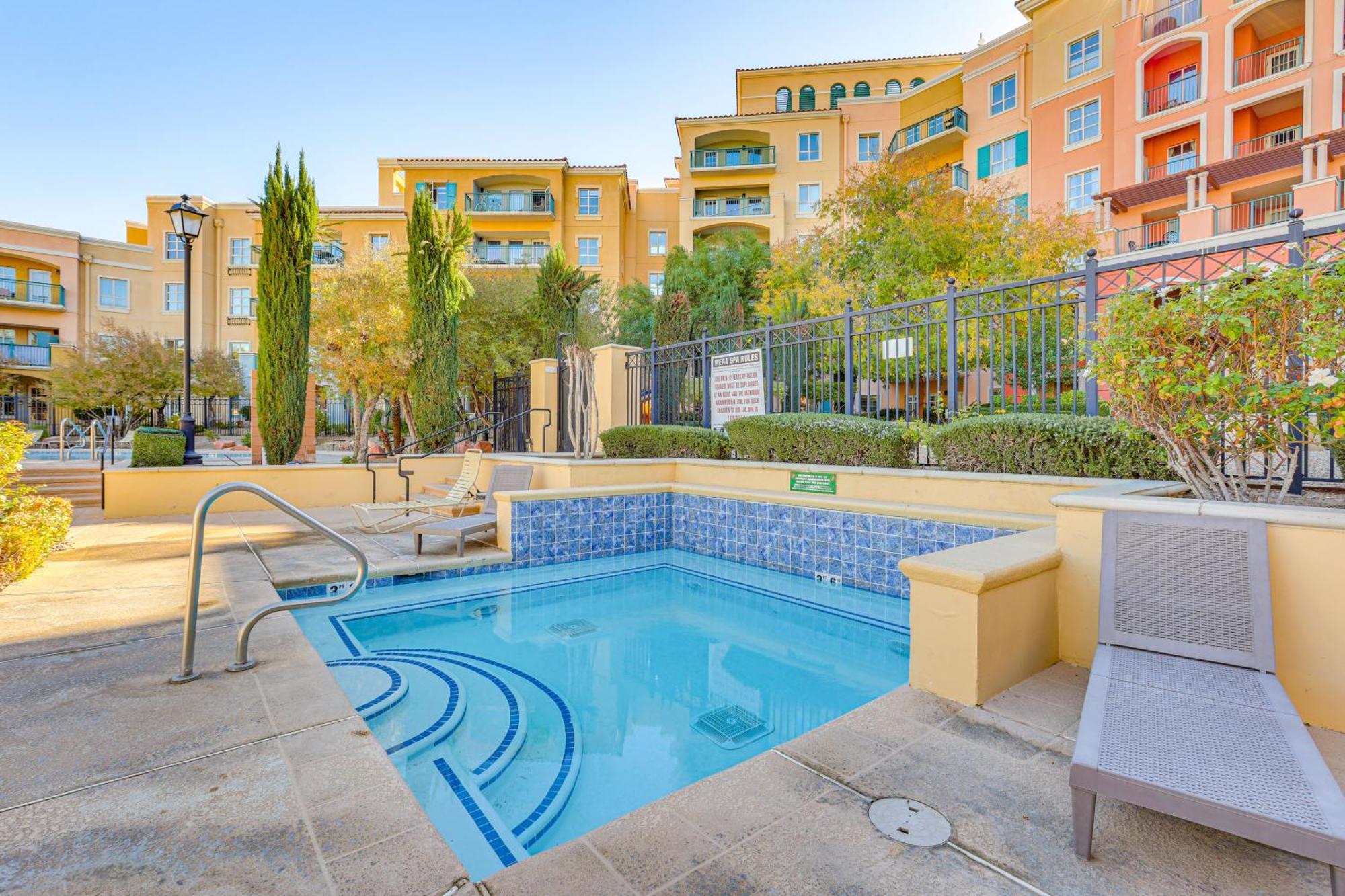 Charming Retreat On Vegas With Pool Access! *