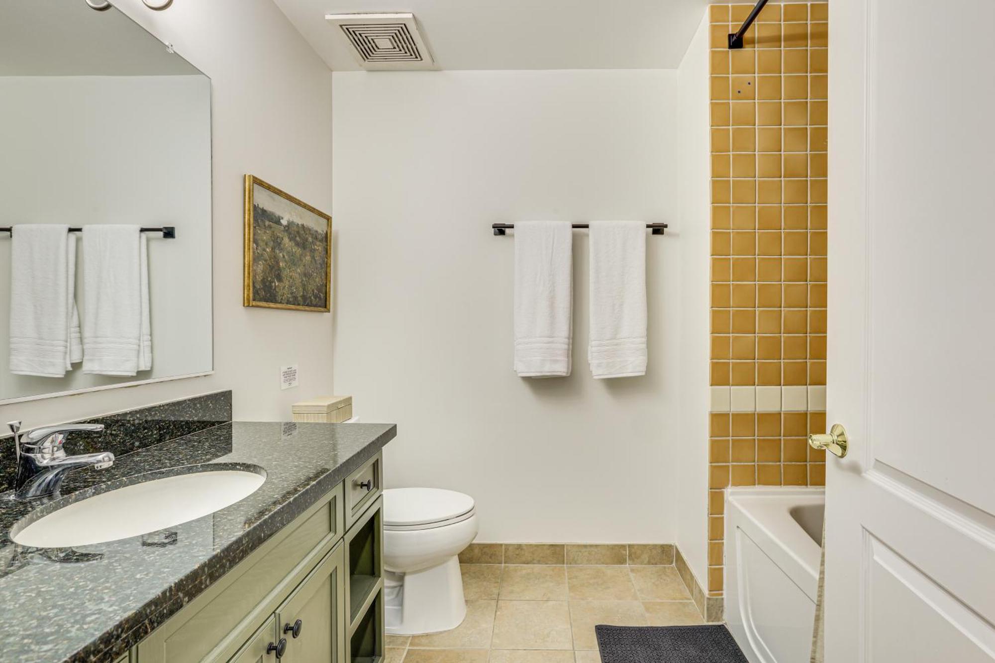 Charming Retreat On Vegas With Pool Access! Apartment