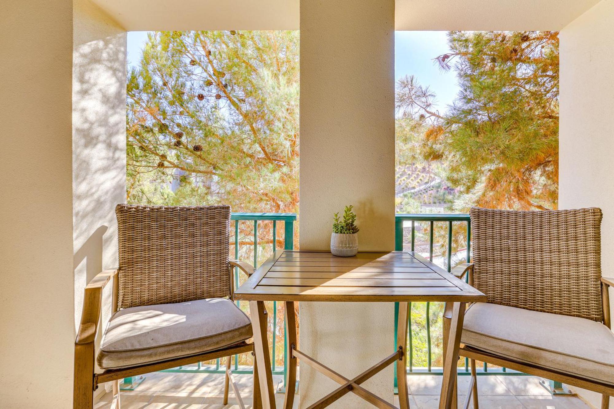 Apartment Charming Retreat On Vegas With Pool Access!