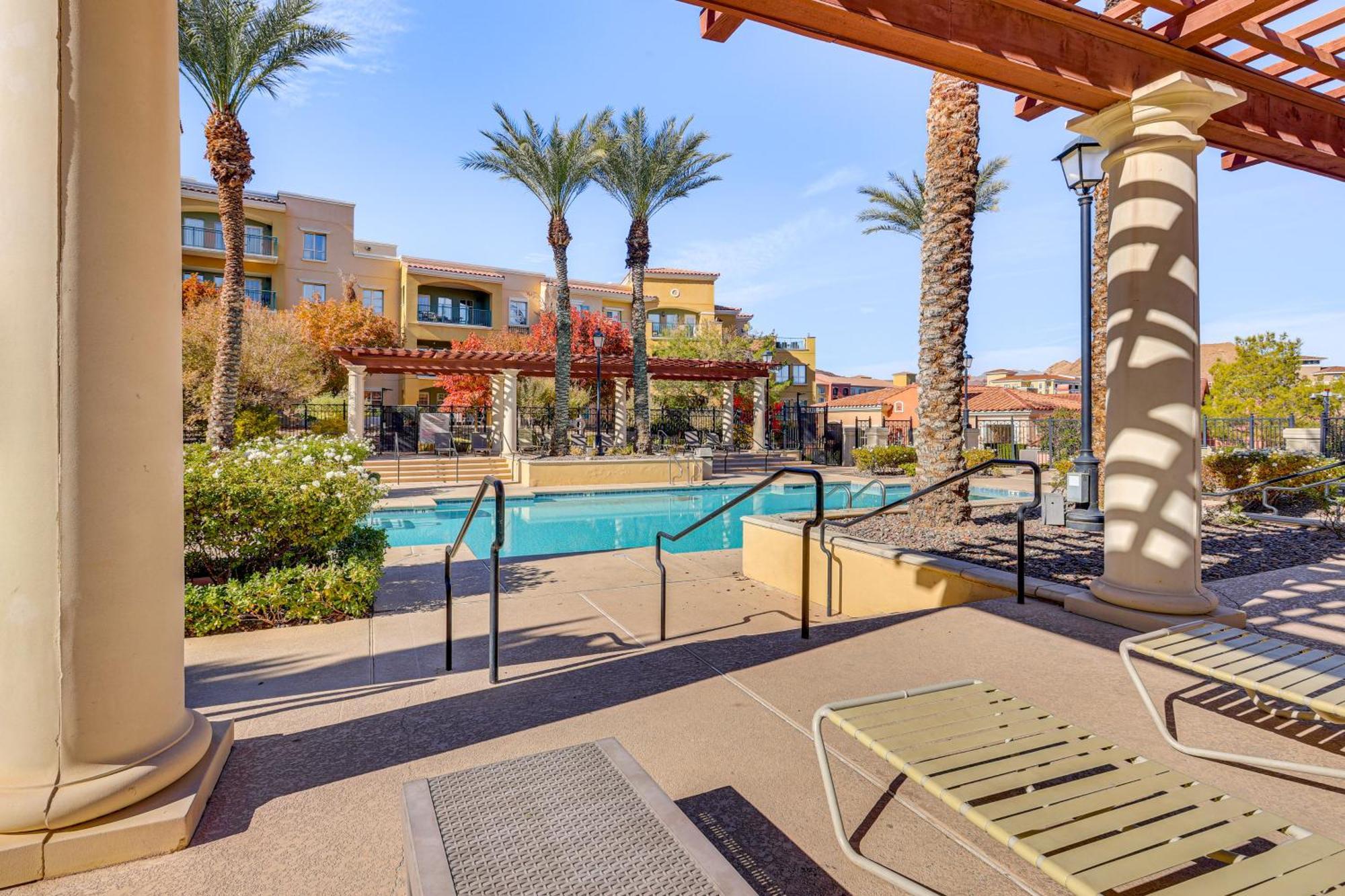 Apartment Charming Retreat On Vegas With Pool Access! *
