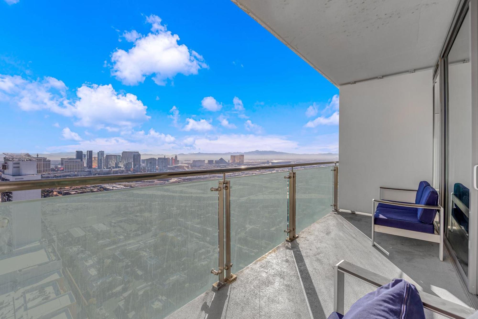 52nd Floor Modern Luxury Studio Strip View Apartment *