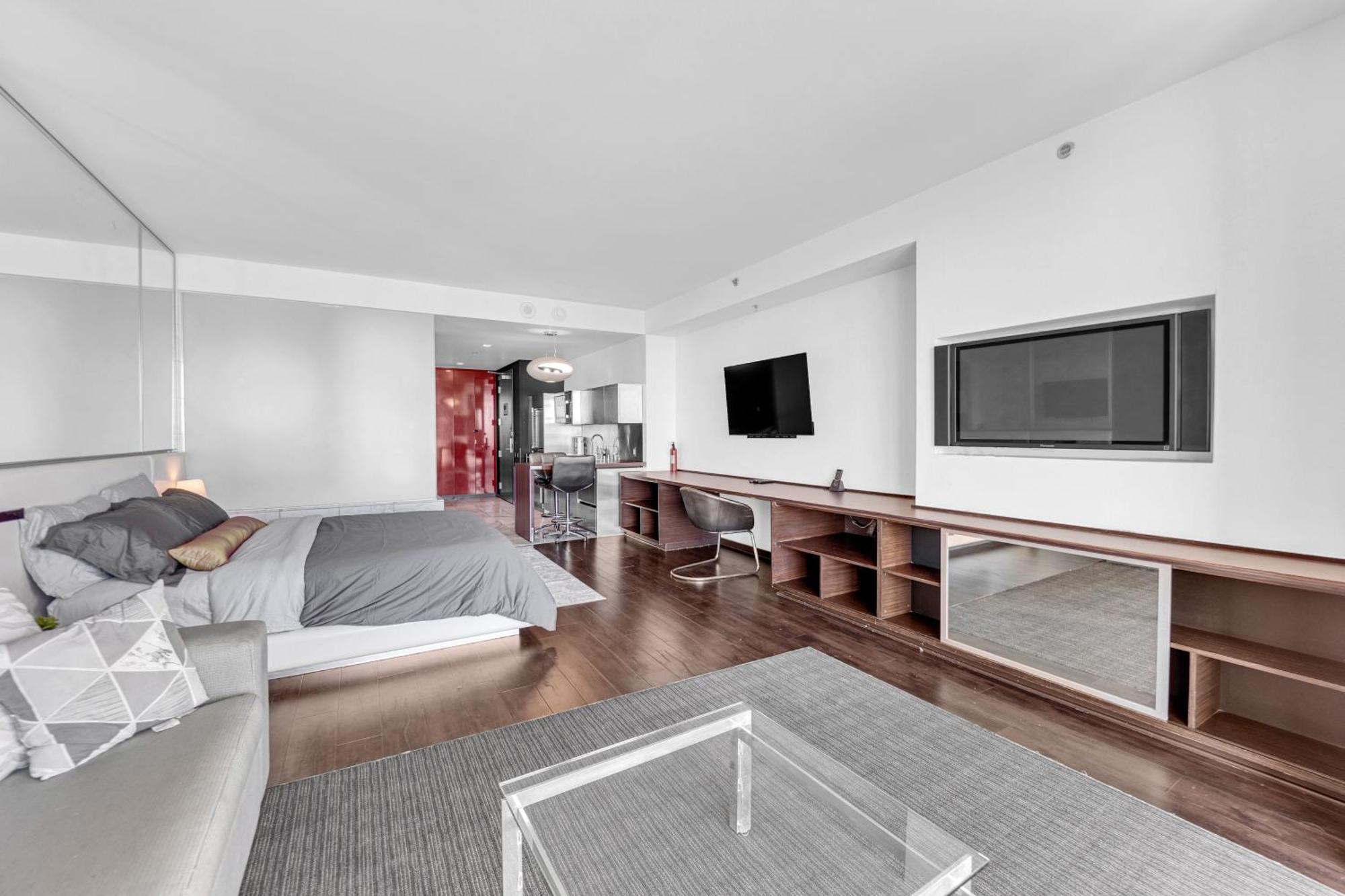 52nd Floor Modern Luxury Studio Strip View Apartment *