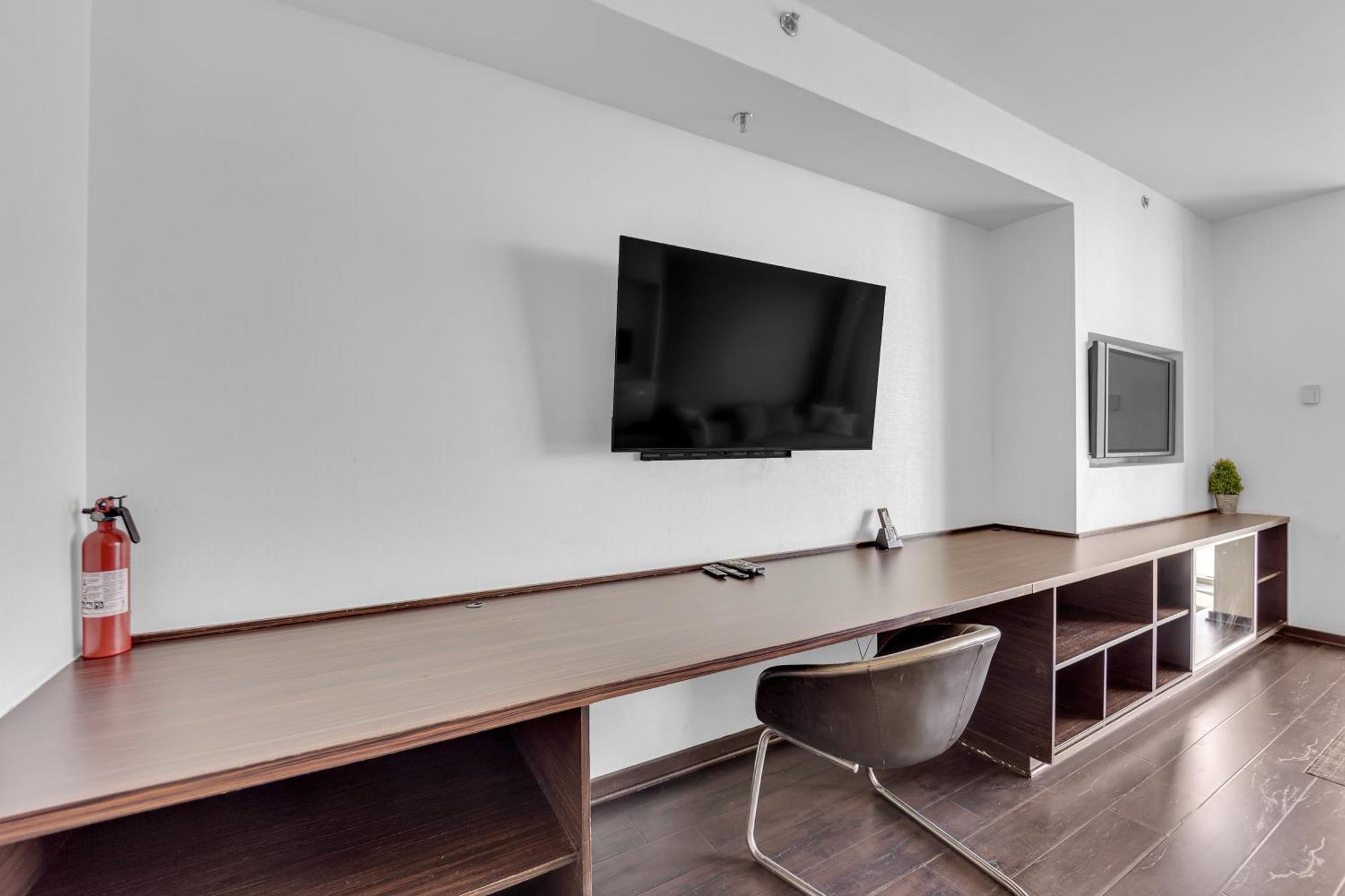 52nd Floor Modern Luxury Studio Strip View *