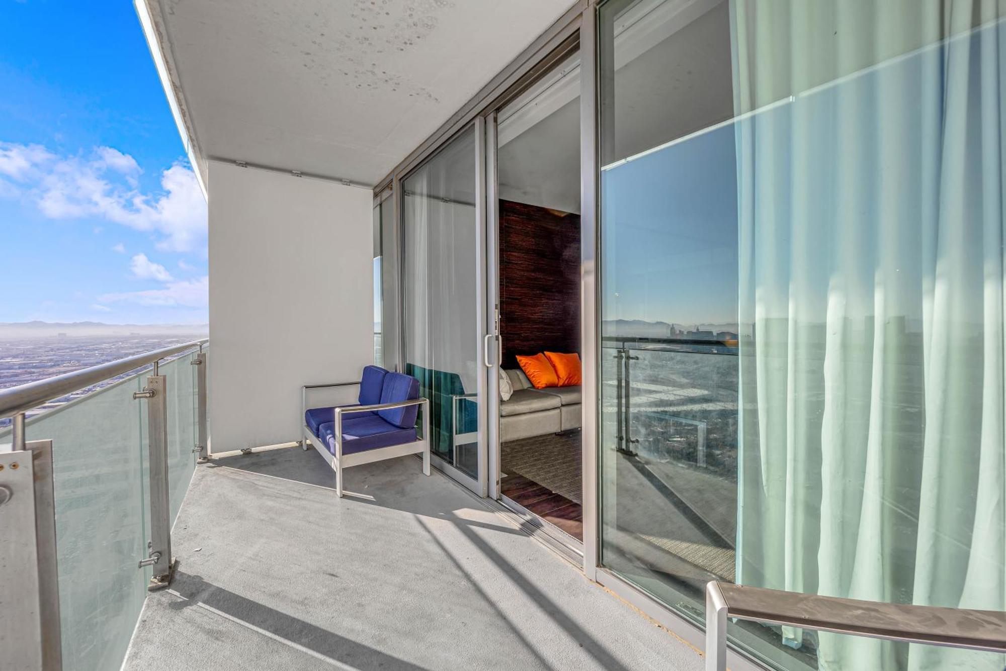 52nd Floor Modern Luxury Studio Strip View