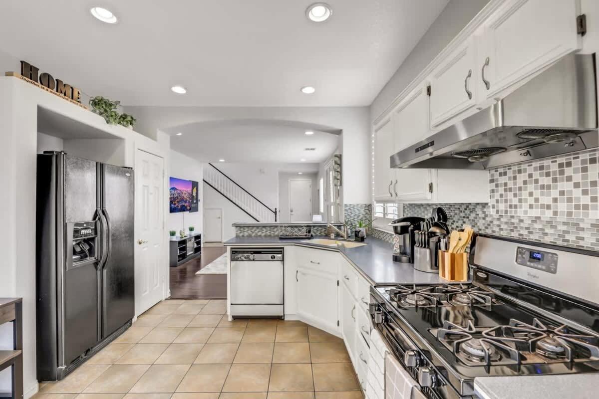 The Designer House With Heated Pool And 10 Min To Strip Great For Family