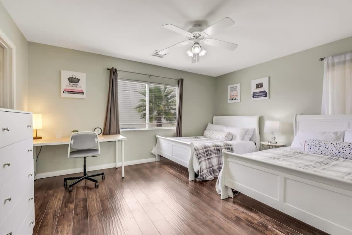 The Designer House With Heated Pool And 10 Min To Strip Great For Family *