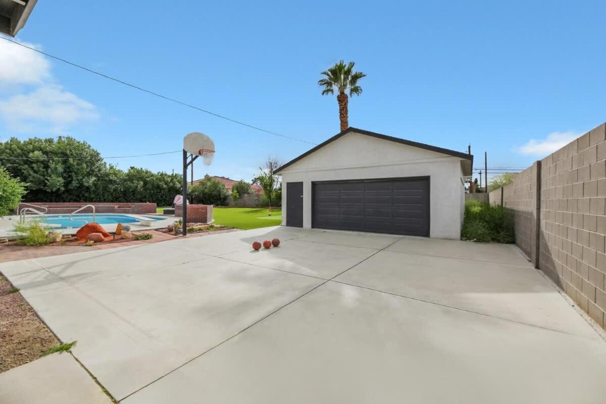 Heated Pool Modern Ranch 10 Min To Strip Holiday home
