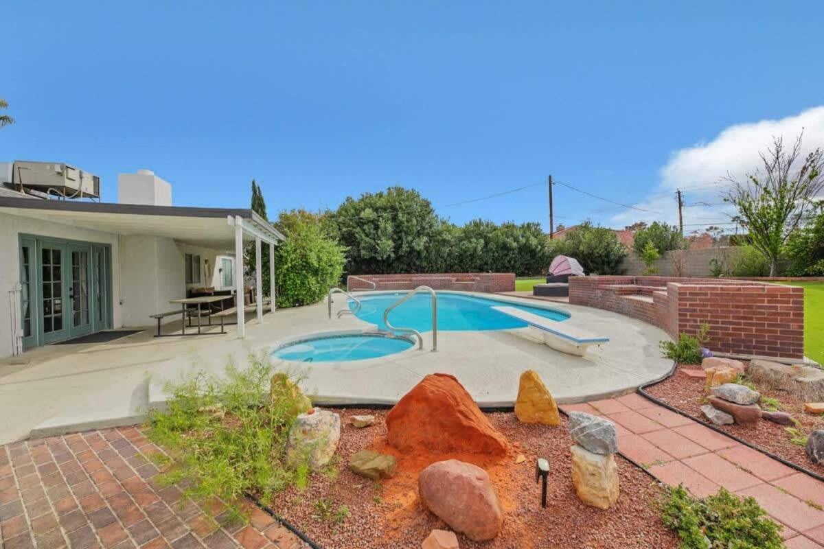 Heated Pool Modern Ranch 10 Min To Strip Holiday home