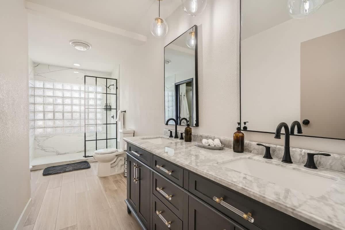 Heated Pool Modern Ranch 10 Min To Strip Holiday home Las Vegas