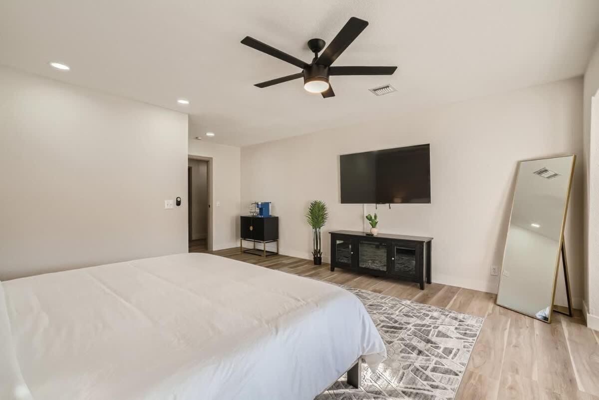 Heated Pool Modern Ranch 10 Min To Strip Holiday home Las Vegas