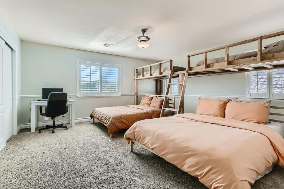 Holiday home Spacious Luxury Desert Retreat With Heated Pool Putt Putt And A Playground For Family Las Vegas