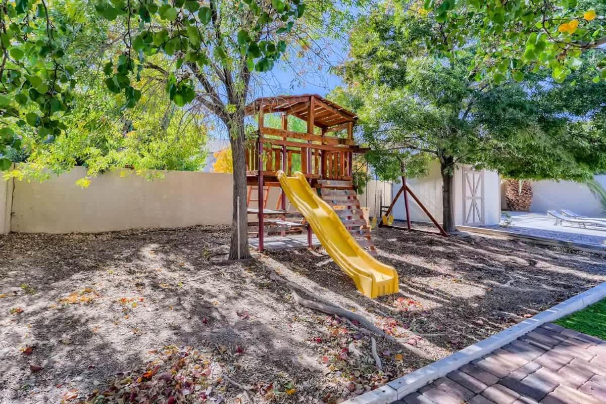 Spacious Luxury Desert Retreat With Heated Pool Putt Putt And A Playground For Family Holiday home Las Vegas