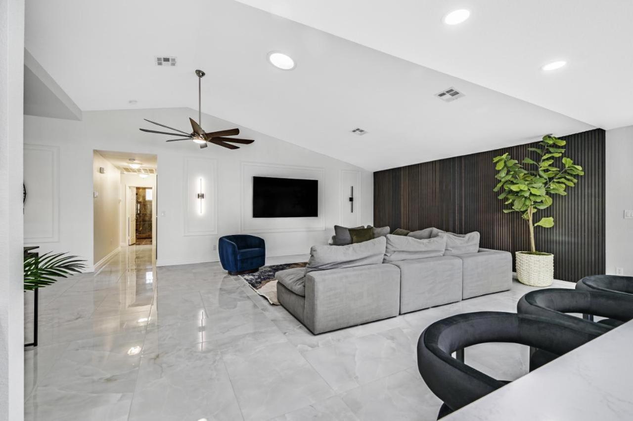 New Luxurious 6br Near Lv Strip W Pool & Holiday home Las Vegas