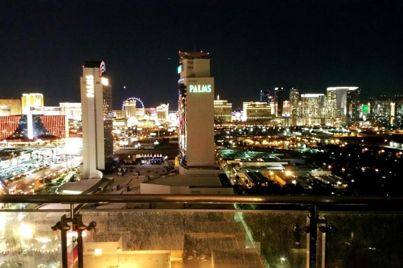 Strip Views Balcony No Fee Holiday home Las Vegas
