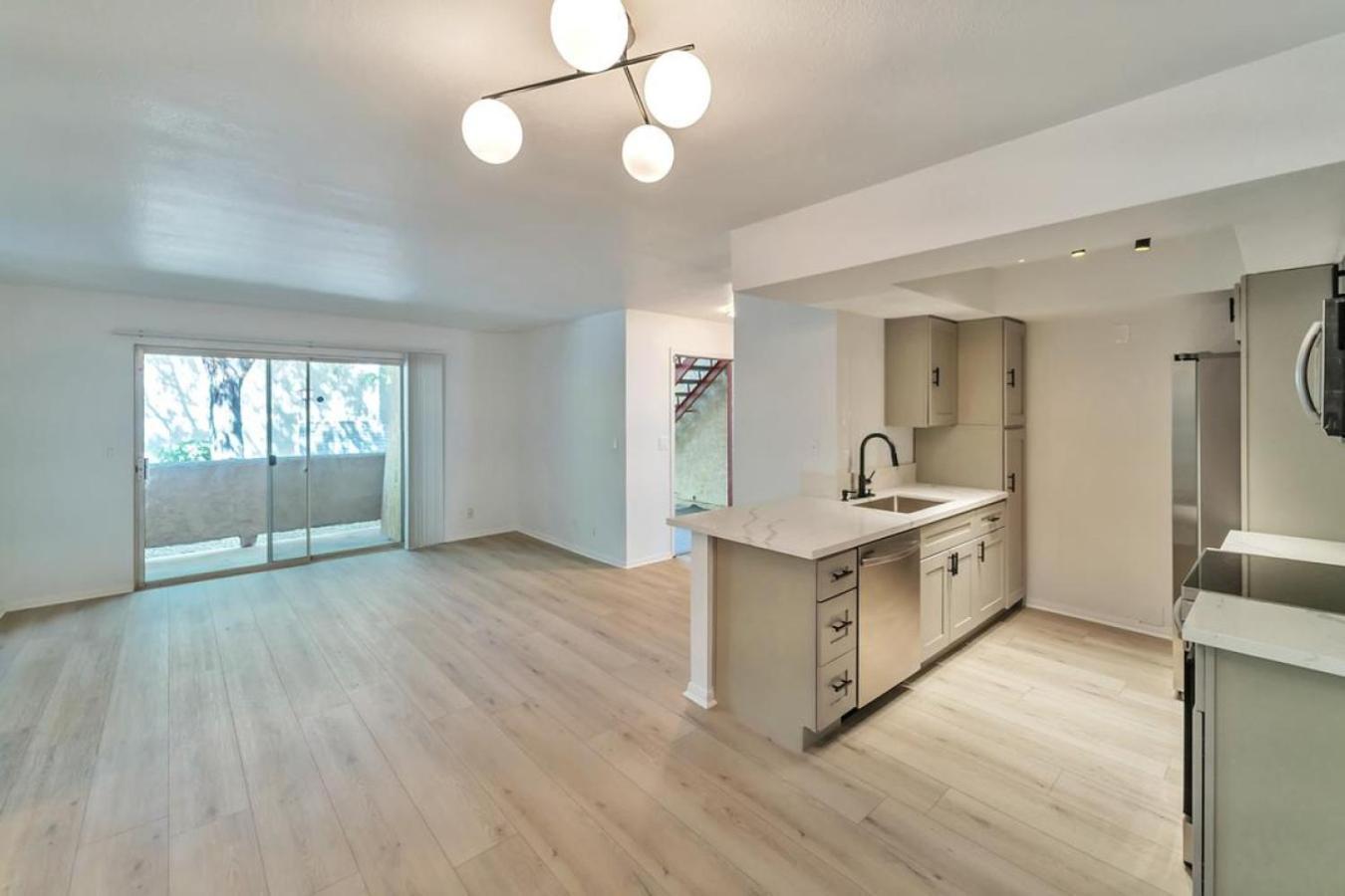 Landing At Valencia - 2 Bedrooms In Paradise Apartment