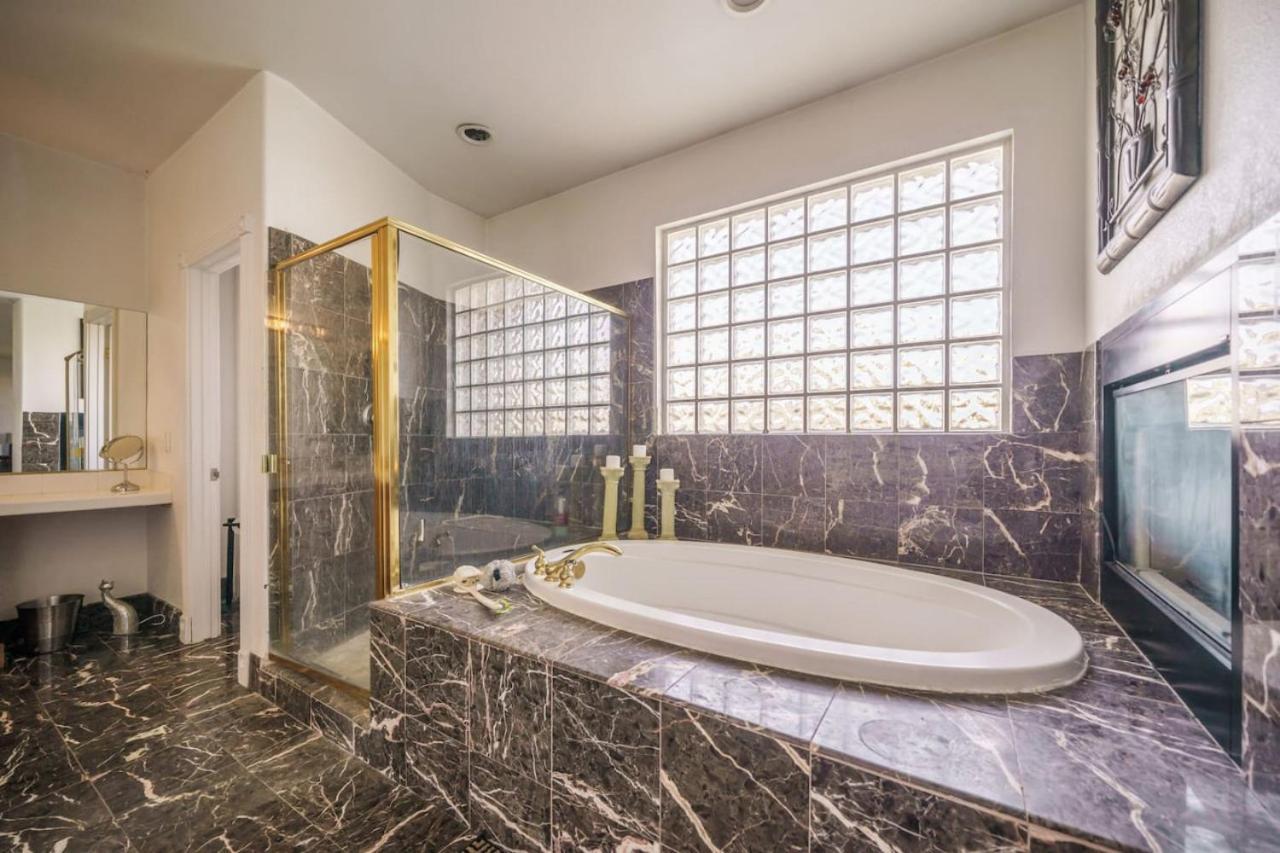 466 Massive 5 Bedroom Close To The Strip Holiday home Las Vegas