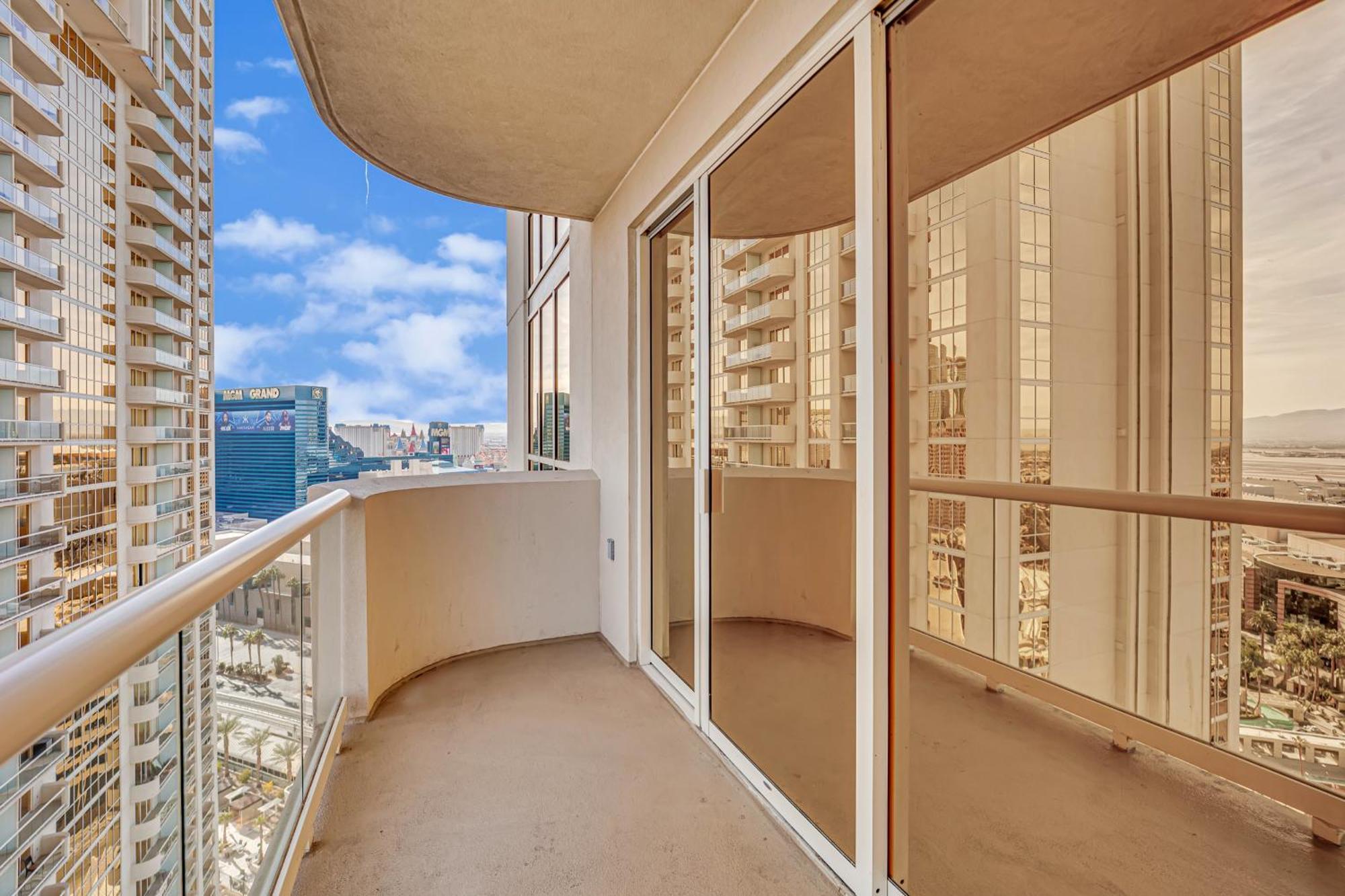 Kintsugi Retreat-condo-stripview-no Fee Hotel Las Vegas