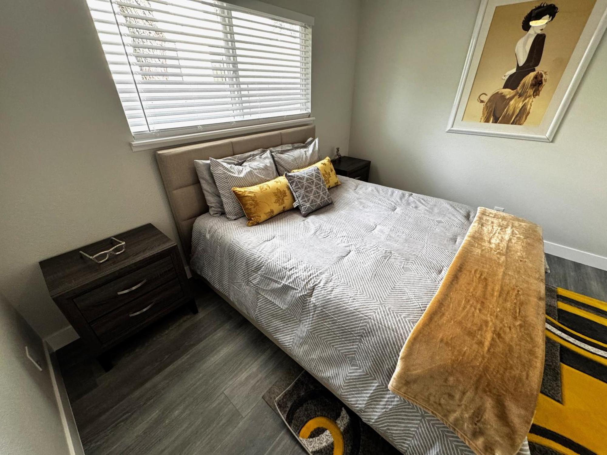 Downtown Walk Everywhere Turnkey Mid-century Fully Furnished & Renovated! Apartment