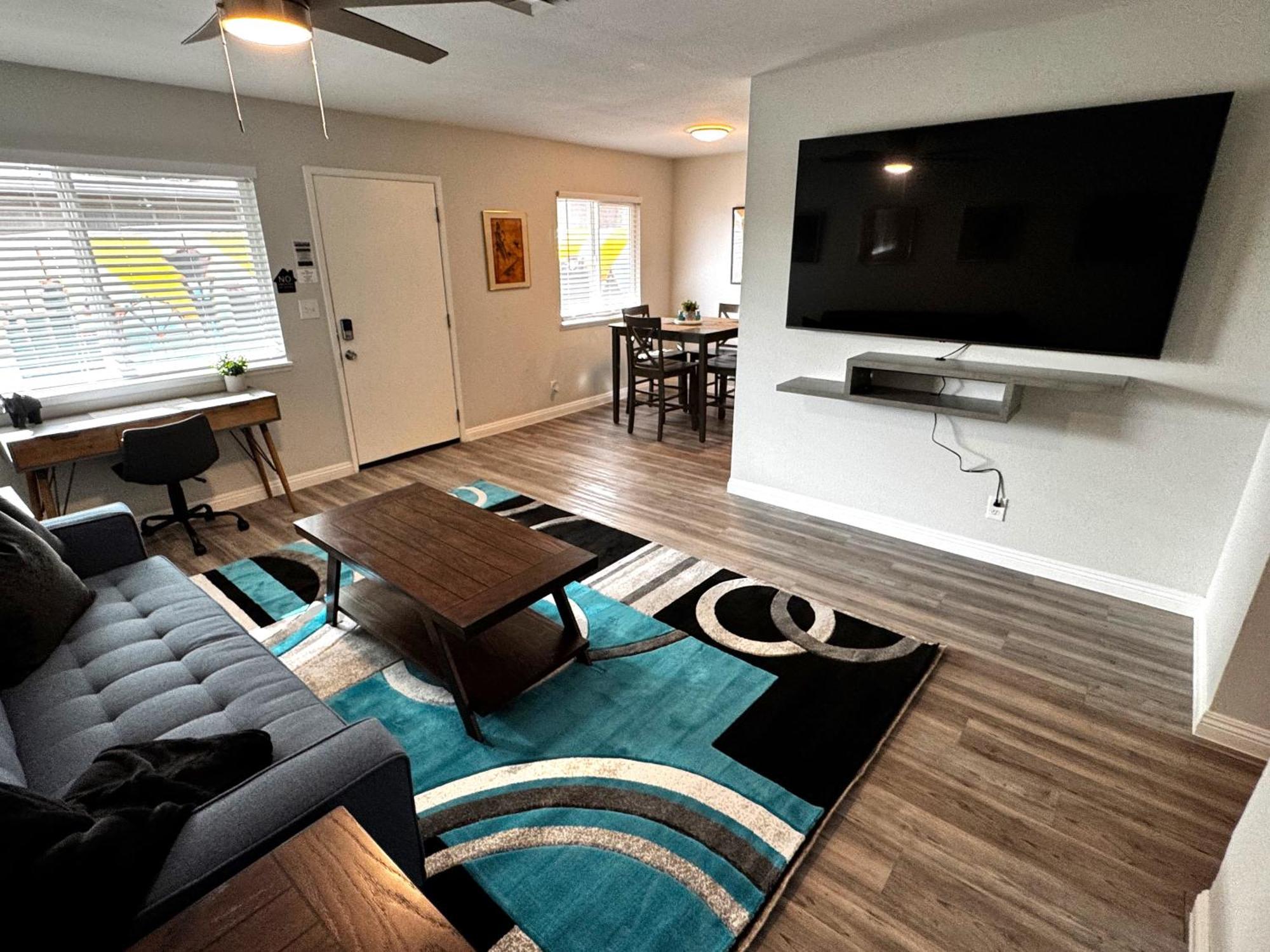 Apartment Downtown Walk Everywhere Turnkey Mid-century Fully Furnished & Renovated! *