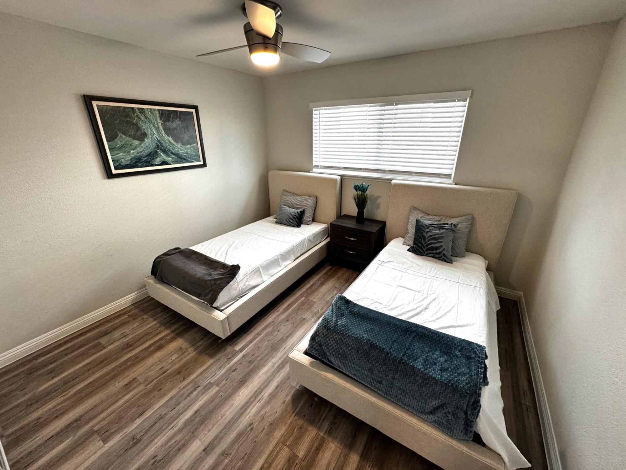 Downtown Walk Everywhere Turnkey Mid-century Fully Furnished & Renovated! Apartment *