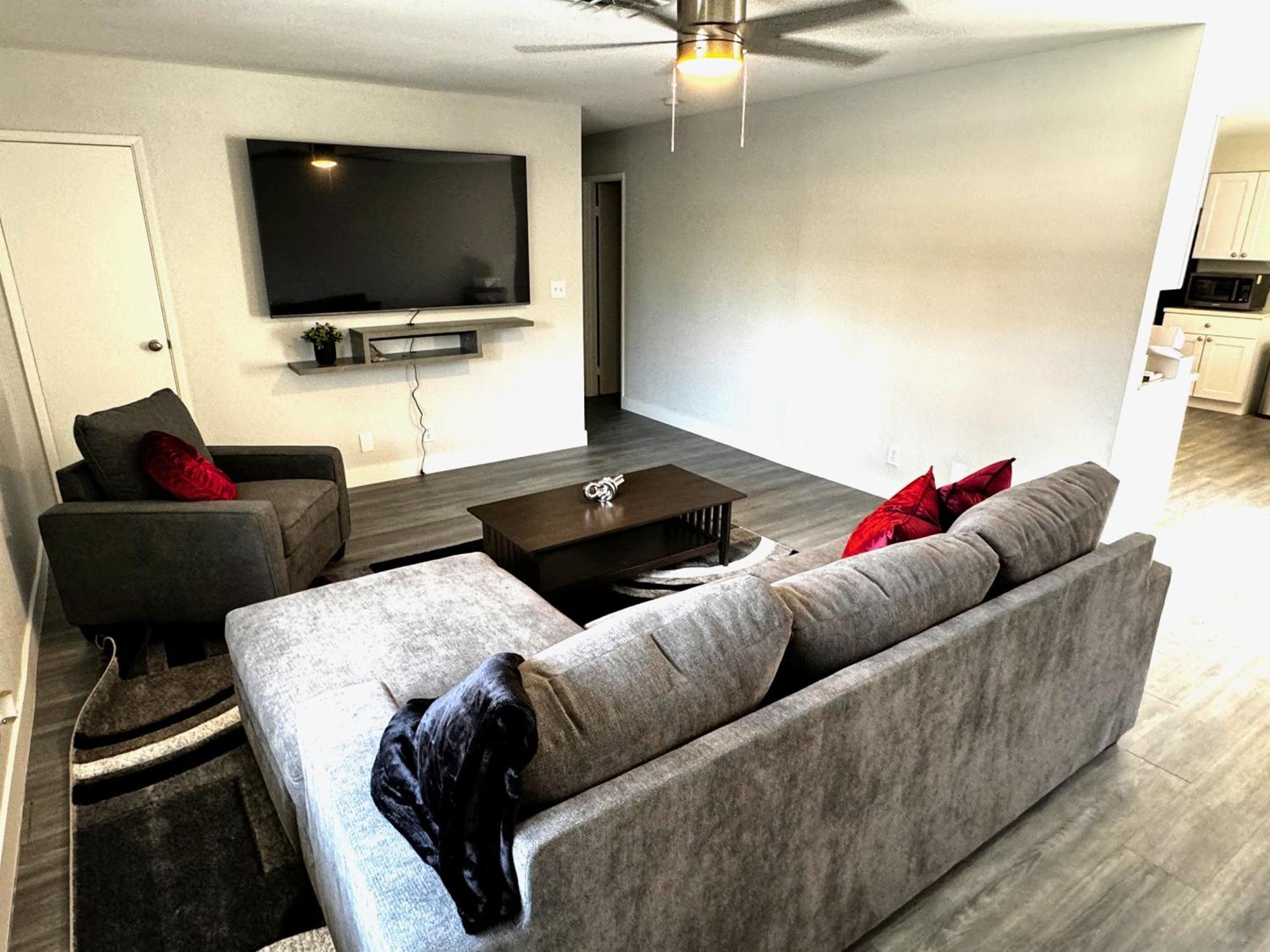 Apartment Downtown Walk Everywhere Turnkey Mid-century Fully Furnished & Renovated!