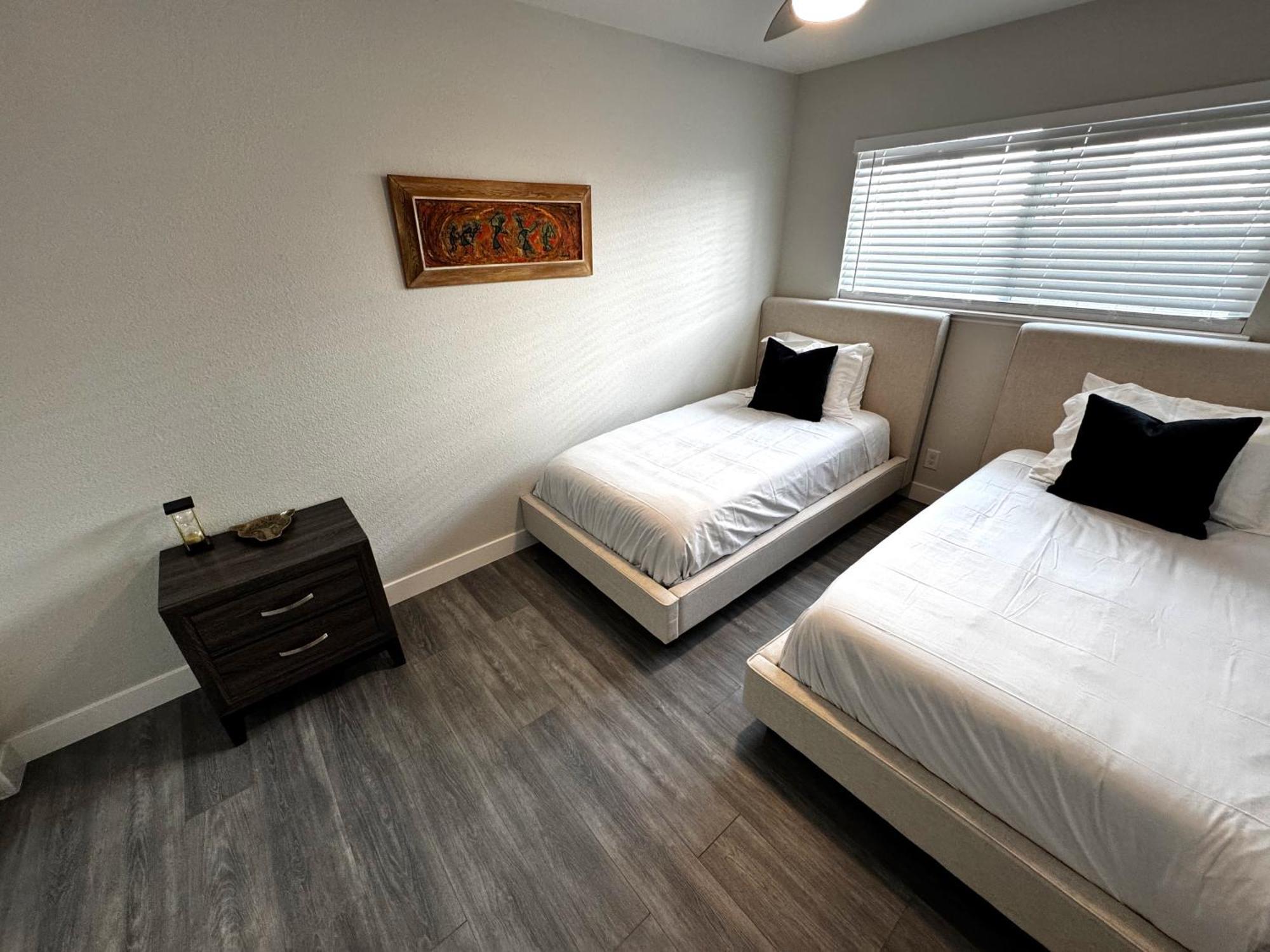 Apartment Downtown Walk Everywhere Turnkey Mid-century Fully Furnished & Renovated!