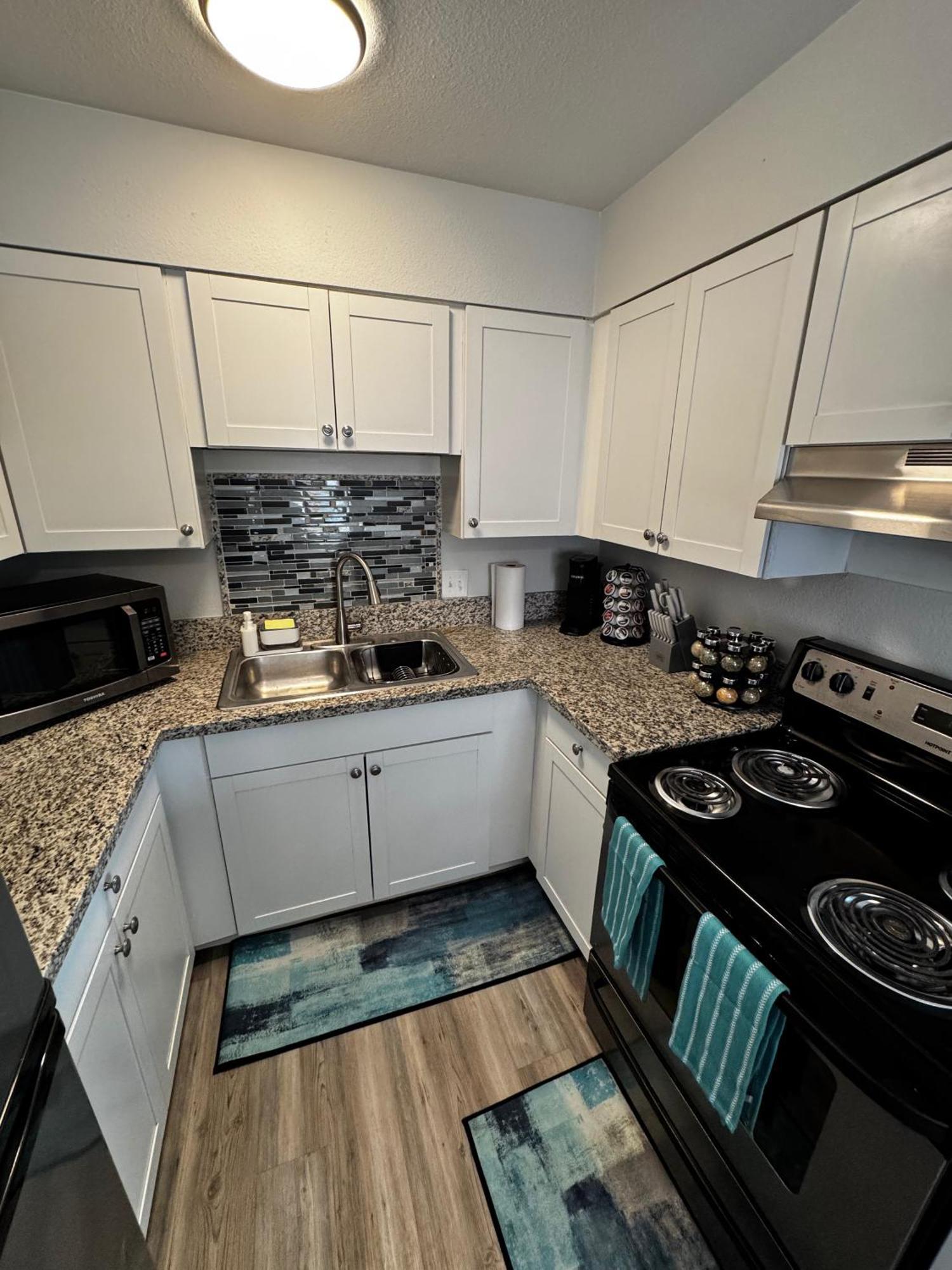 Downtown Walk Everywhere Turnkey Mid-century Fully Furnished & Renovated! Apartment