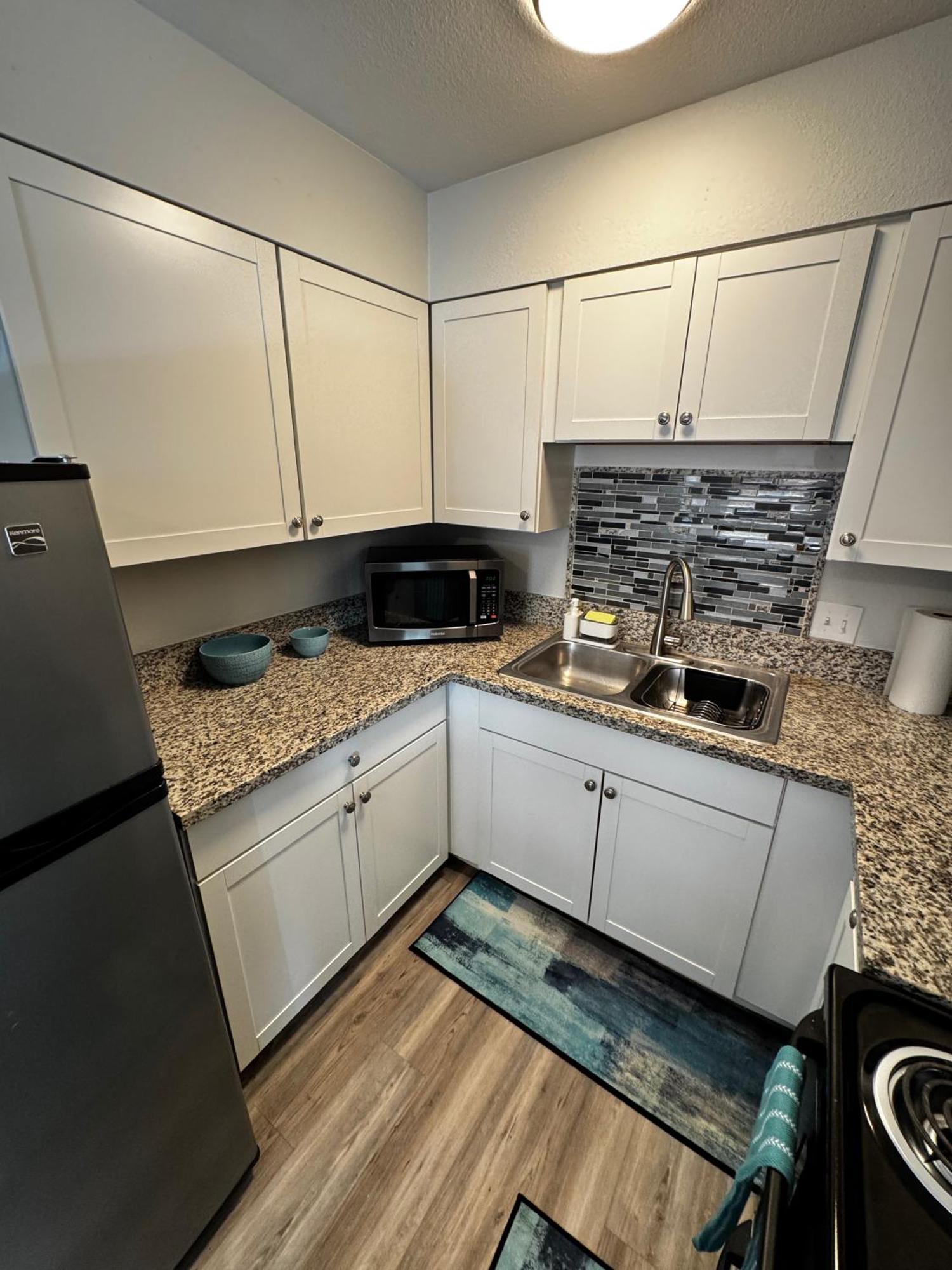 Apartment Downtown Walk Everywhere Turnkey Mid-century Fully Furnished & Renovated!