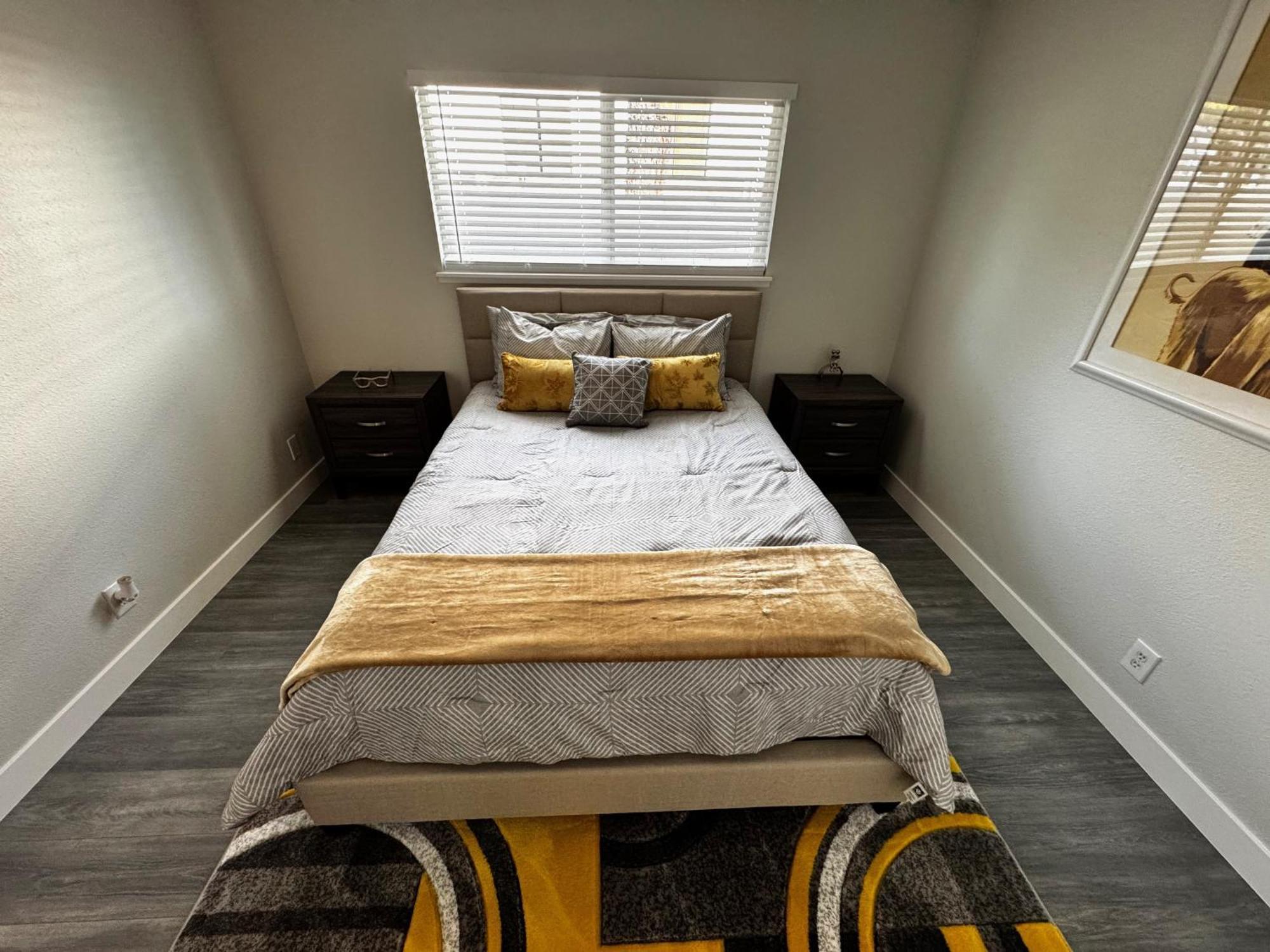 Apartment Downtown Walk Everywhere Turnkey Mid-century Fully Furnished & Renovated!
