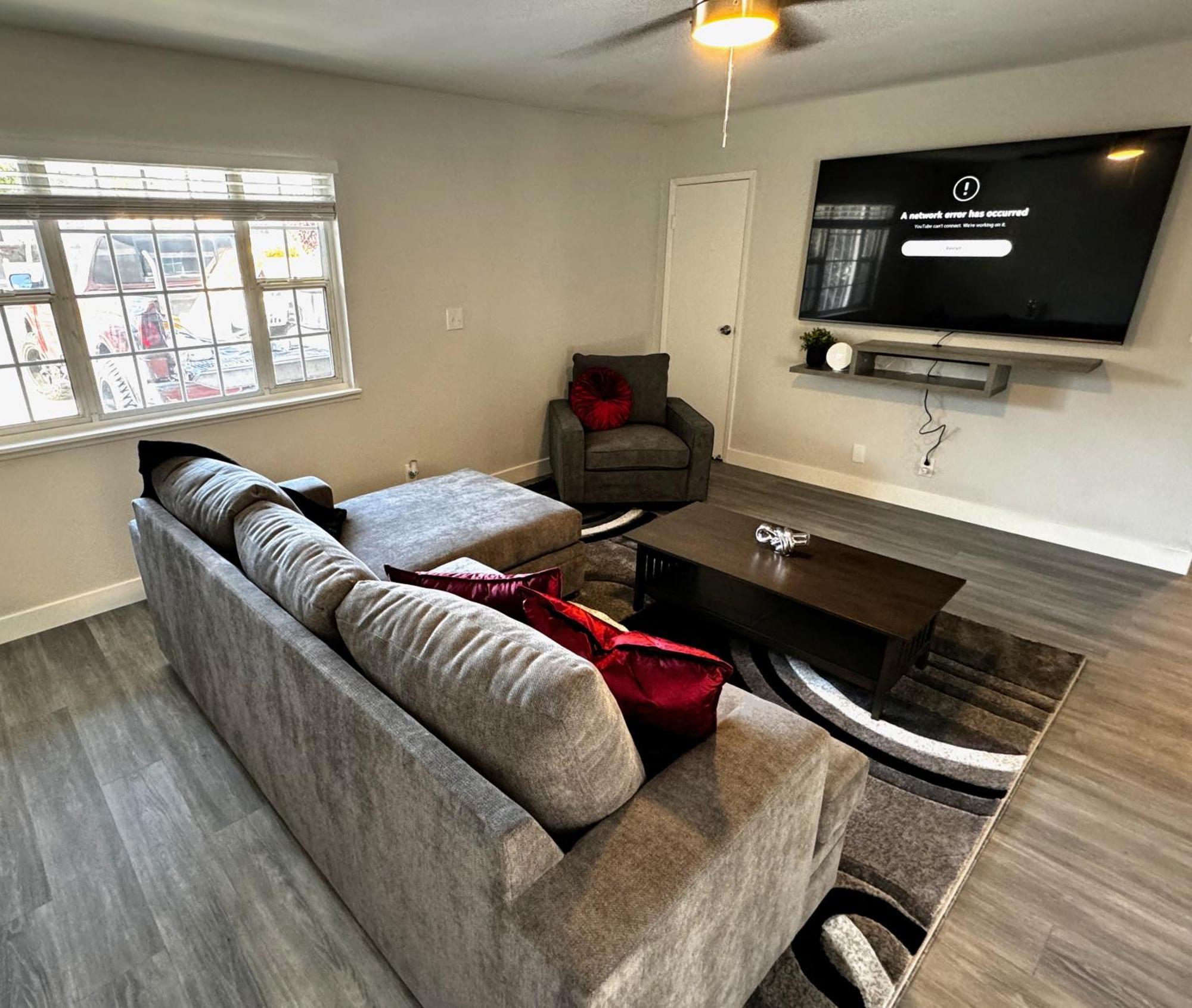 Downtown Walk Everywhere Turnkey Mid-century Fully Furnished & Renovated! Apartment *