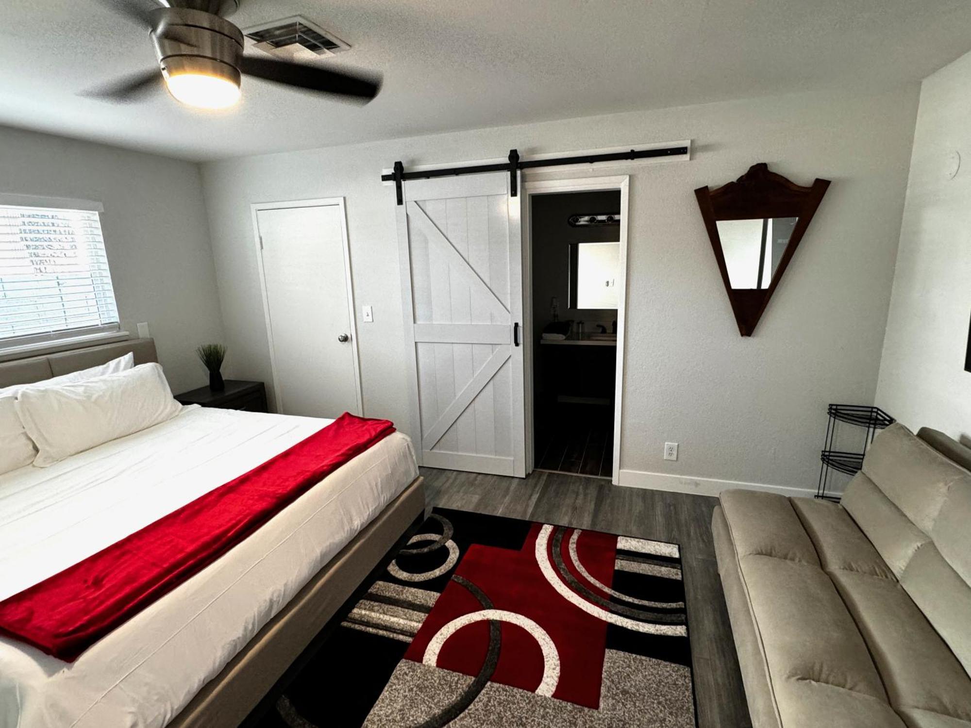 Downtown Walk Everywhere Turnkey Mid-century Fully Furnished & Renovated! Apartment