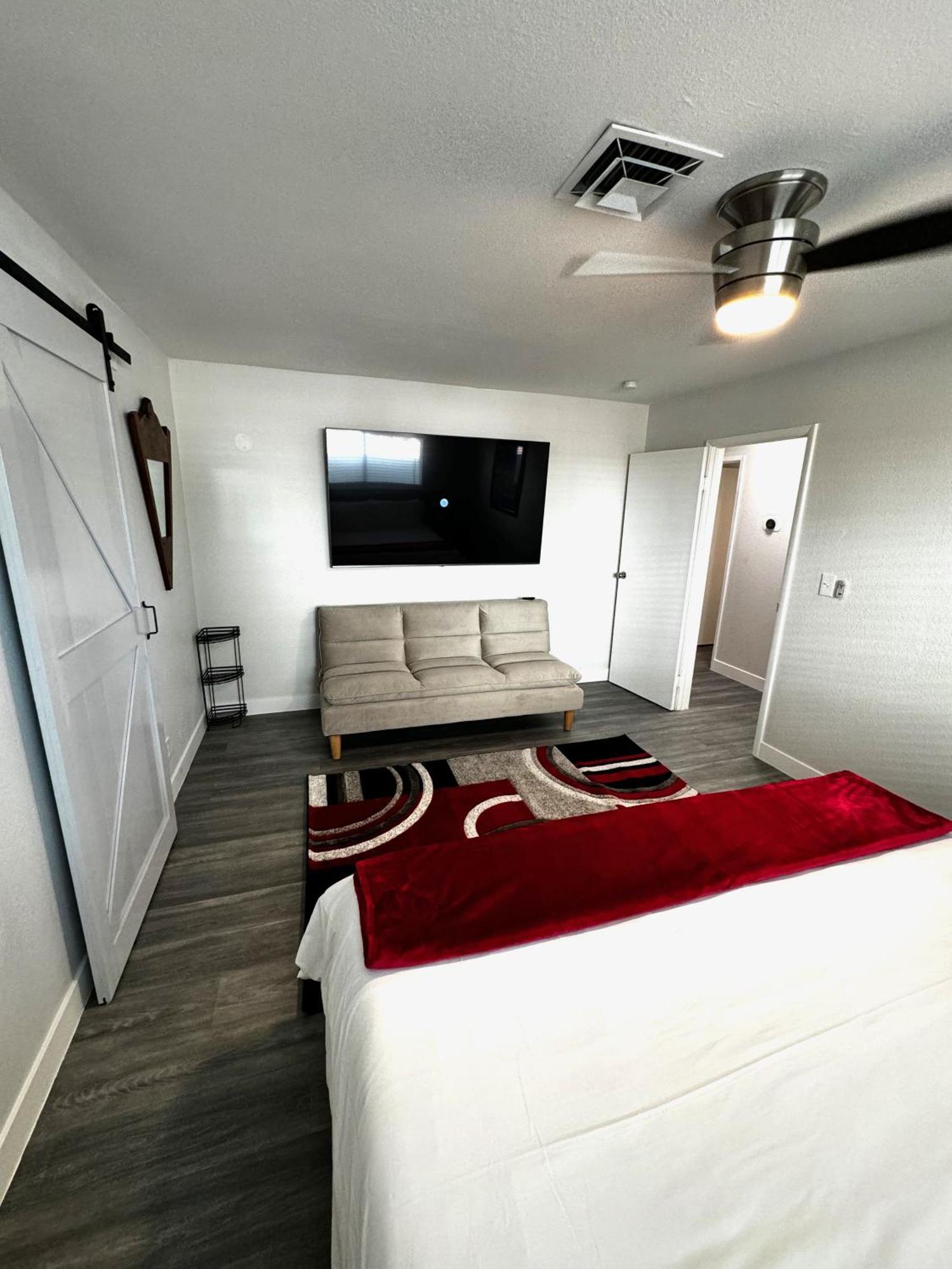 Apartment Downtown Walk Everywhere Turnkey Mid-century Fully Furnished & Renovated!