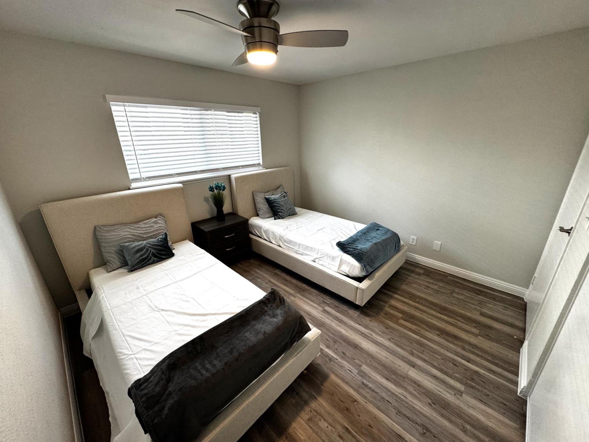 Downtown Walk Everywhere Turnkey Mid-century Fully Furnished & Renovated! Apartment