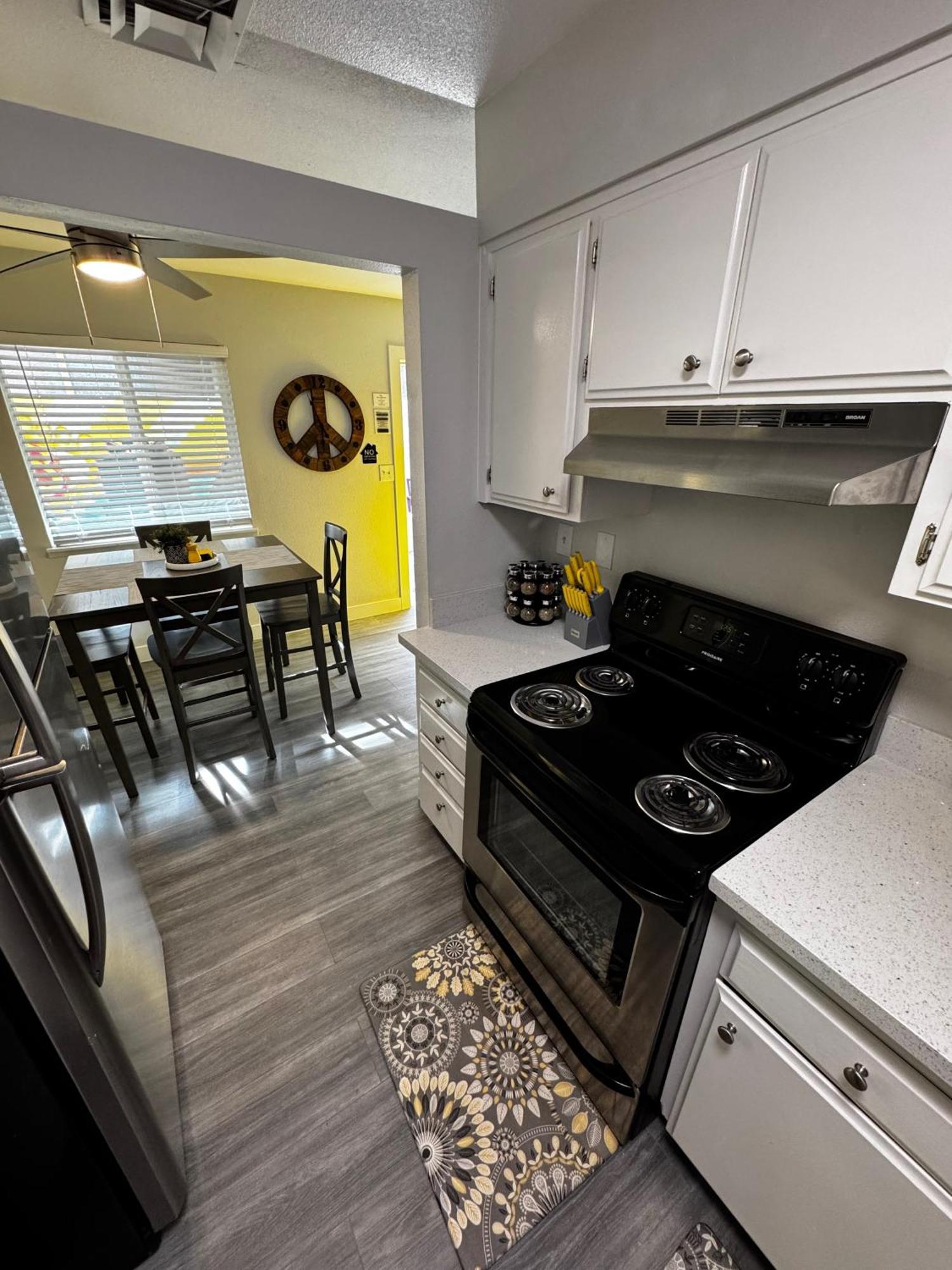 Apartment Downtown Walk Everywhere Turnkey Mid-century Fully Furnished & Renovated!