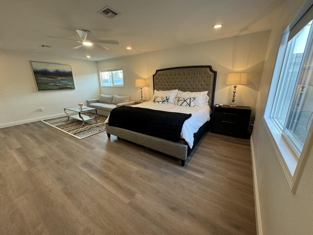 Modern Hip Oasis Near Vegas Strip Holiday home *