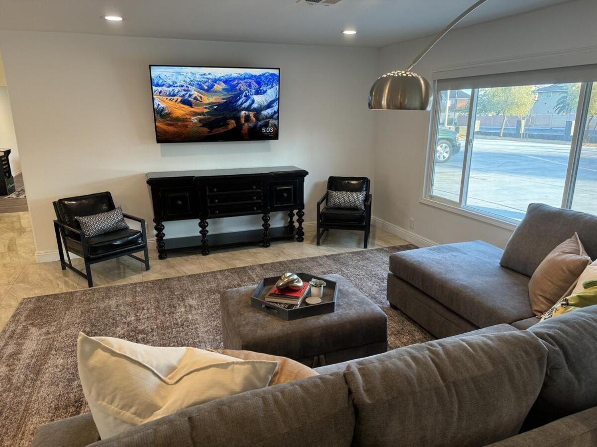 Modern Hip Oasis Near Vegas Strip Holiday home *