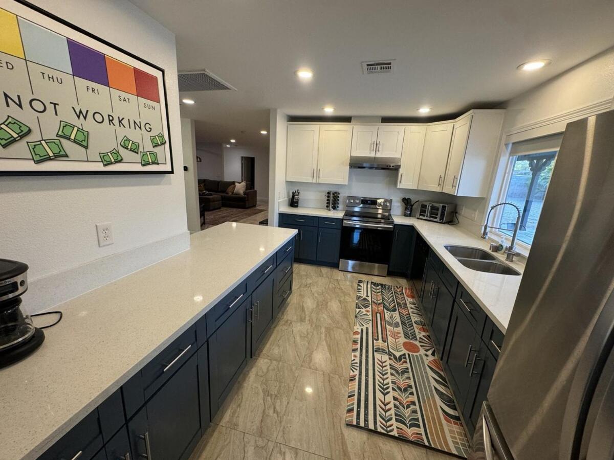 Modern Hip Oasis Near Vegas Strip Holiday home Las Vegas