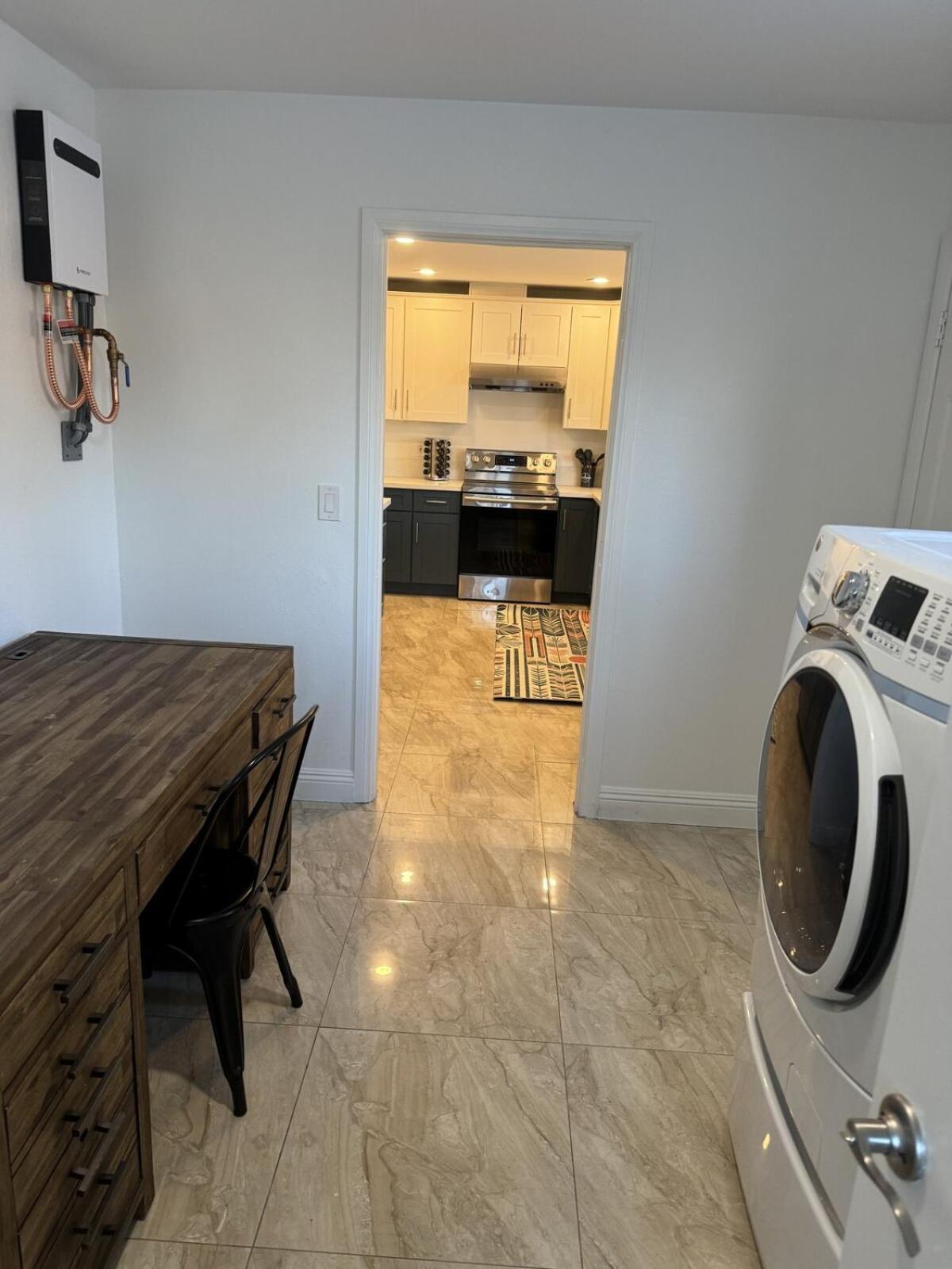 Modern Hip Oasis Near Vegas Strip Holiday home *