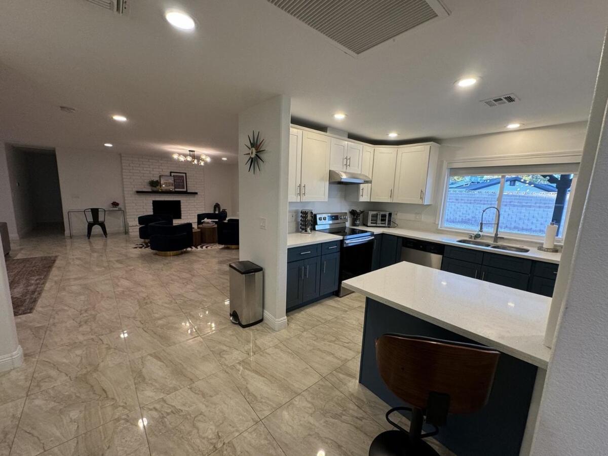 Modern Hip Oasis Near Vegas Strip Holiday home Las Vegas