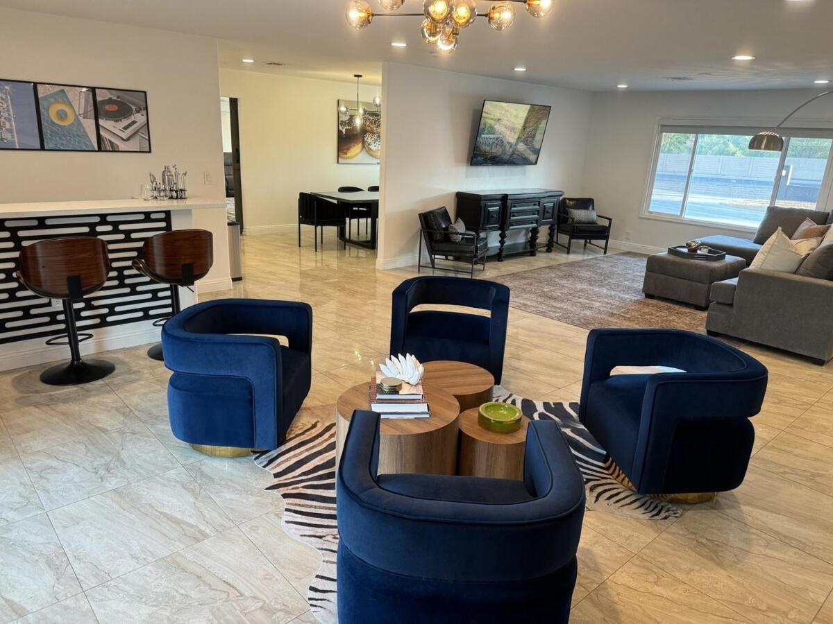 Modern Hip Oasis Near Vegas Strip Holiday home *