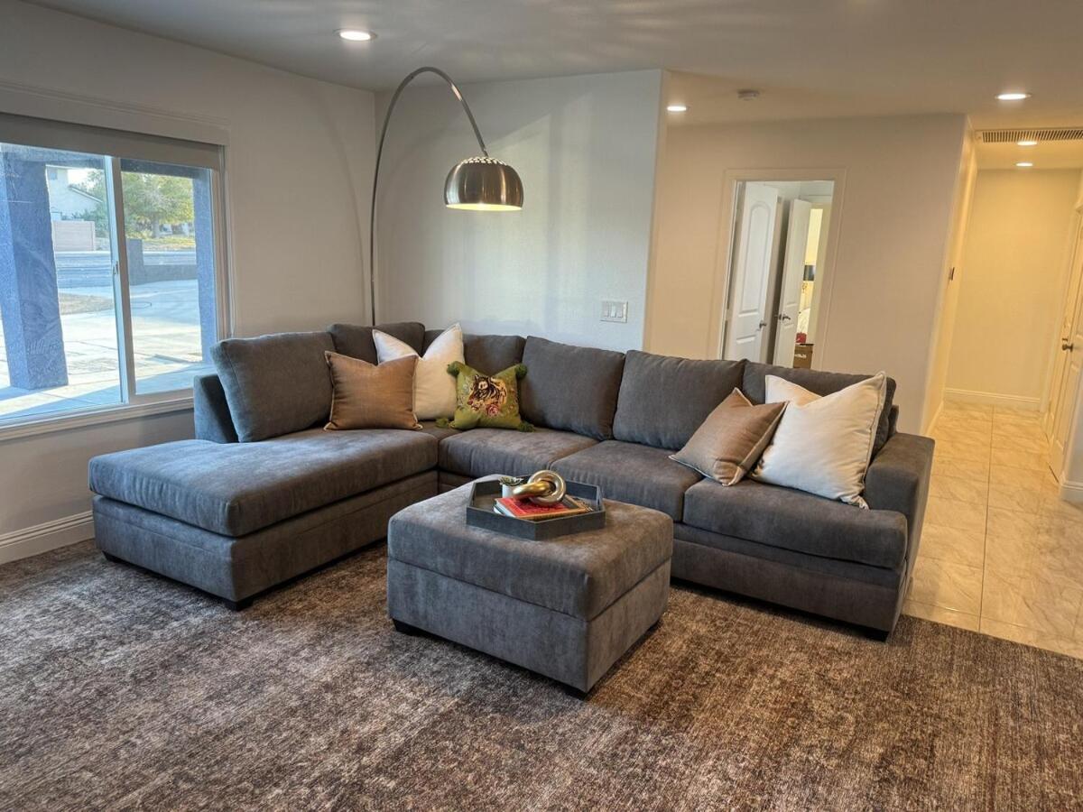 Modern Hip Oasis Near Vegas Strip Holiday home Las Vegas