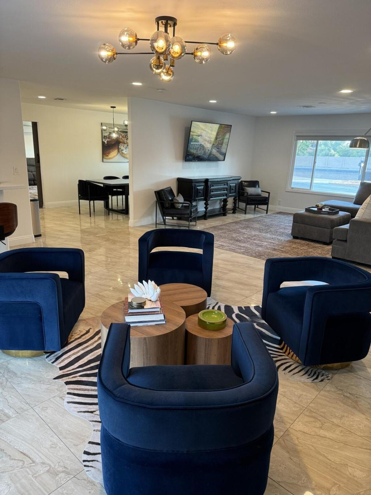 Modern Hip Oasis Near Vegas Strip Holiday home *
