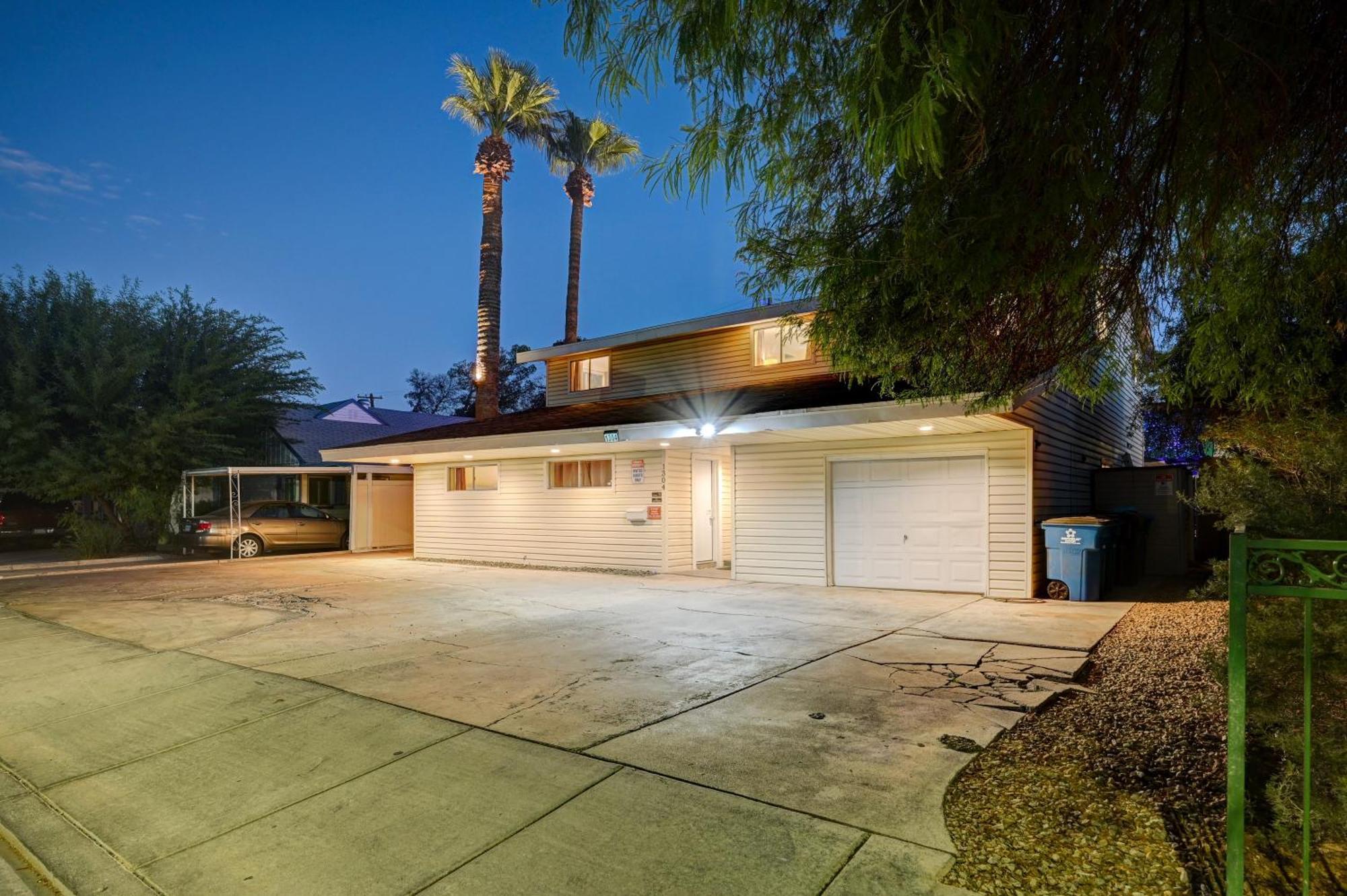 Villa Large House, 15 Beds, Heated Pool, Hot Tub, Bbq, Close To Strip