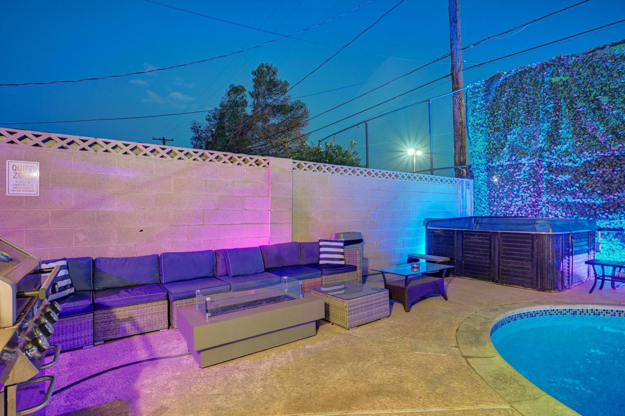 Large House, 15 Beds, Heated Pool, Hot Tub, Bbq, Close To Strip *