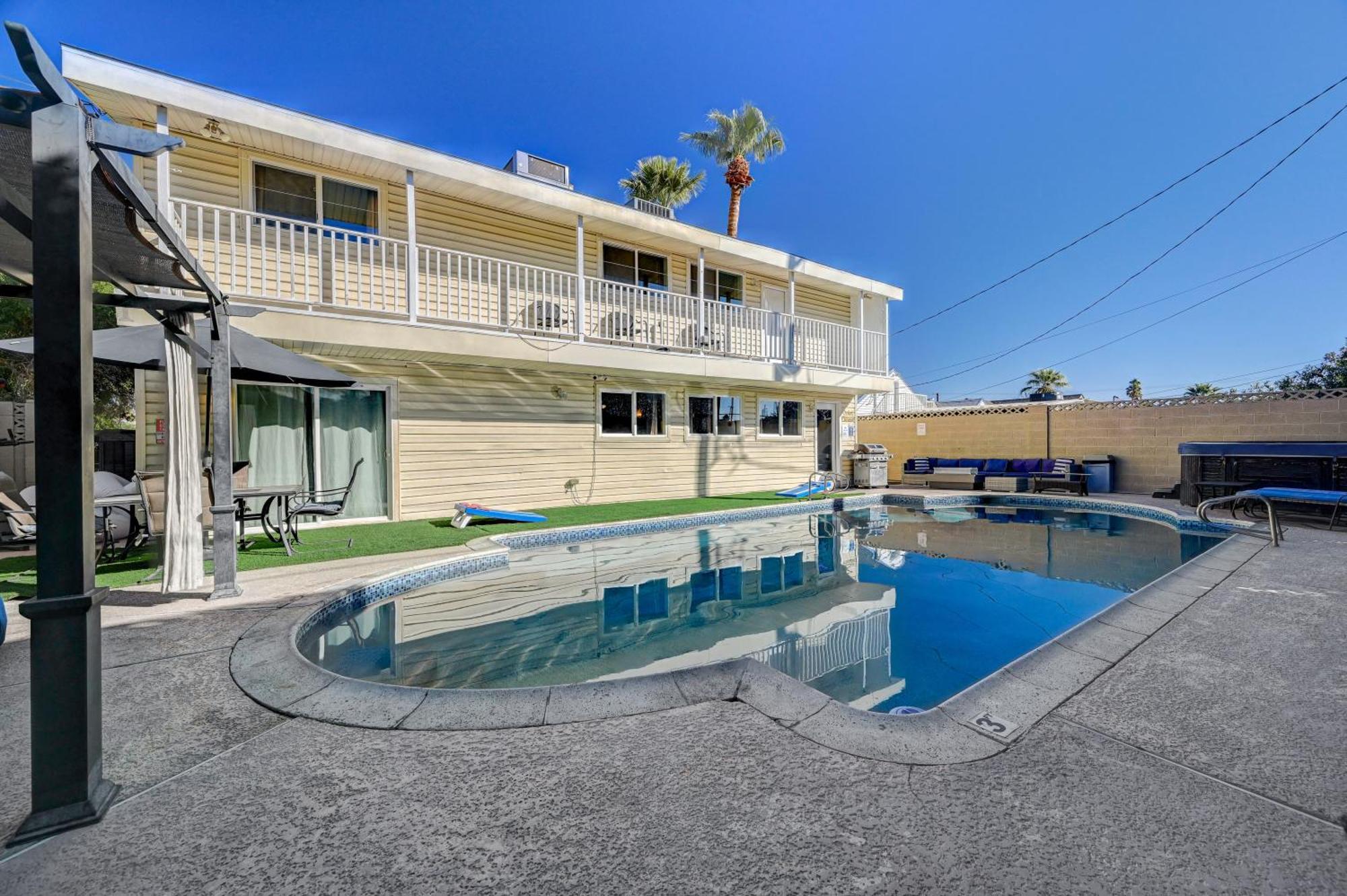 Large House, 15 Beds, Heated Pool, Hot Tub, Bbq, Close To Strip * Las Vegas