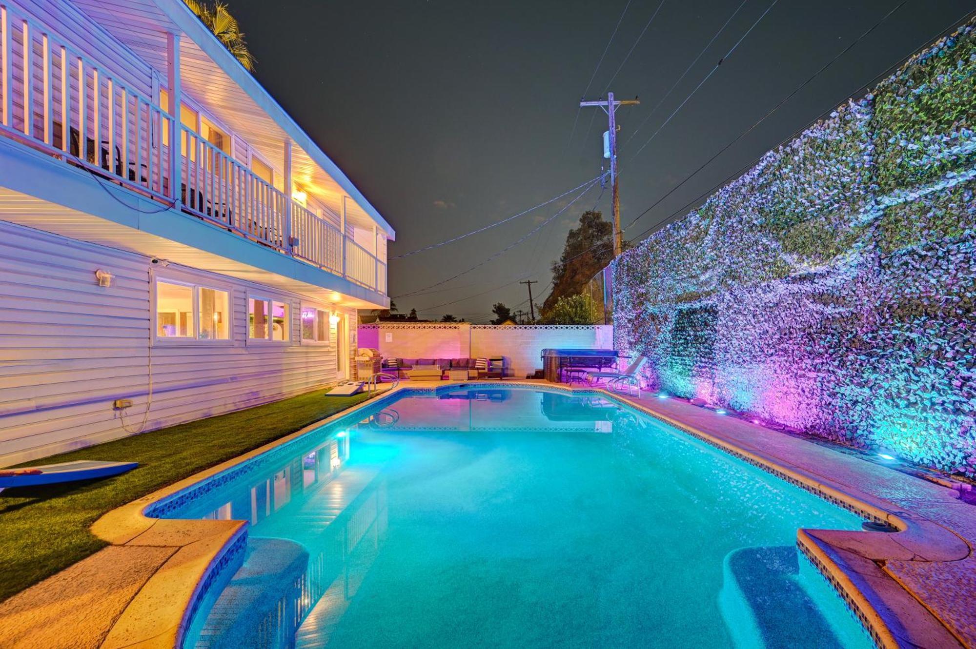 Large House, 15 Beds, Heated Pool, Hot Tub, Bbq, Close To Strip Villa