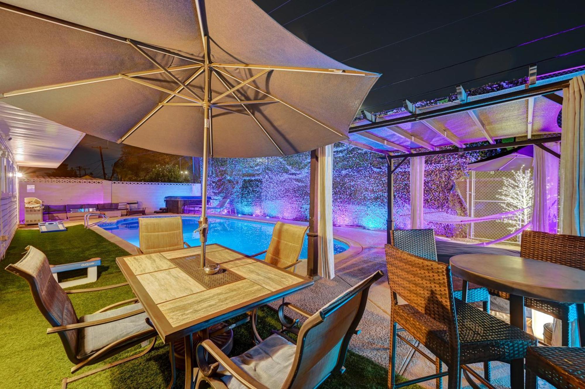 Large House, 15 Beds, Heated Pool, Hot Tub, Bbq, Close To Strip *