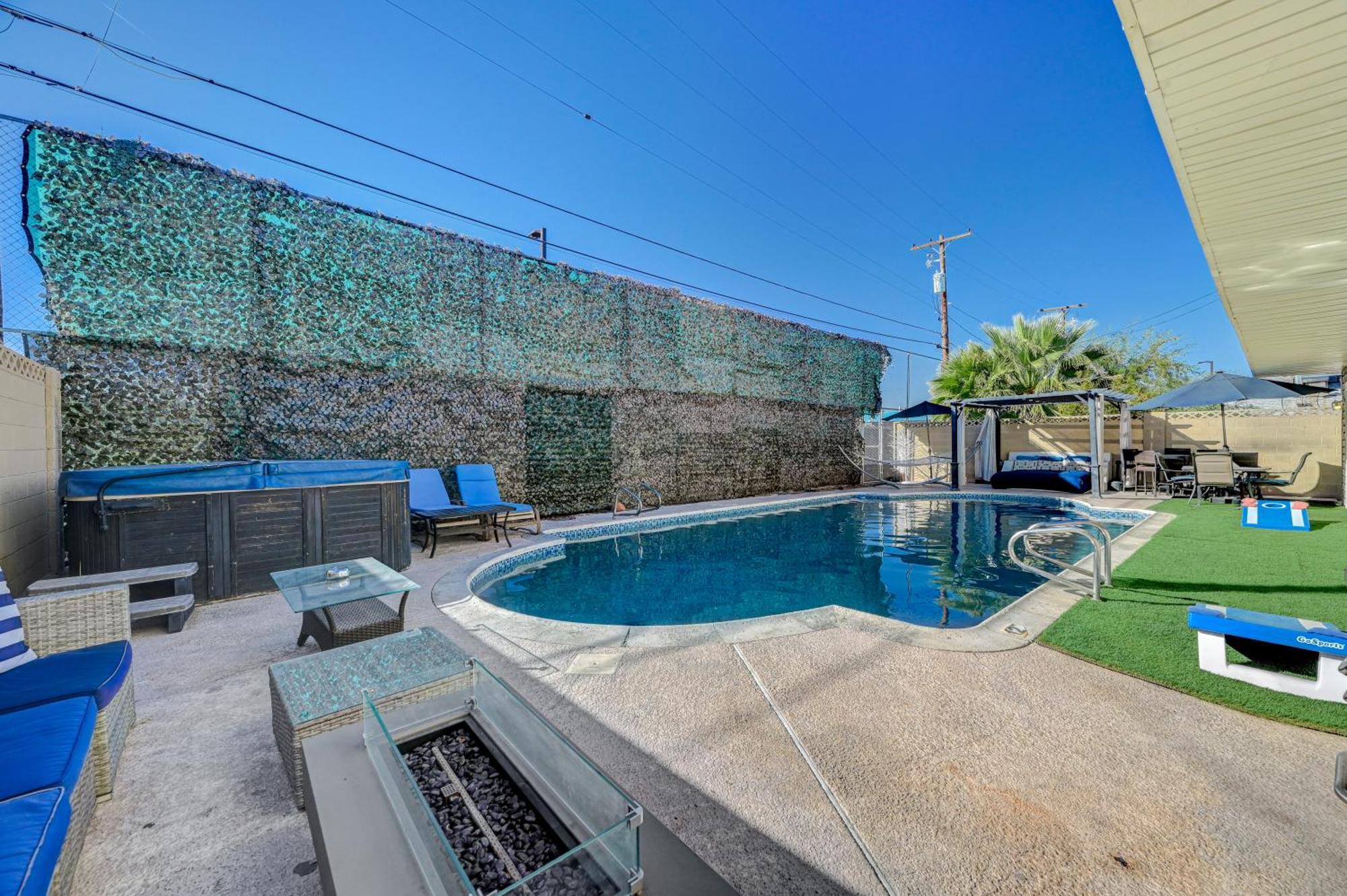 Large House, 15 Beds, Heated Pool, Hot Tub, Bbq, Close To Strip Villa