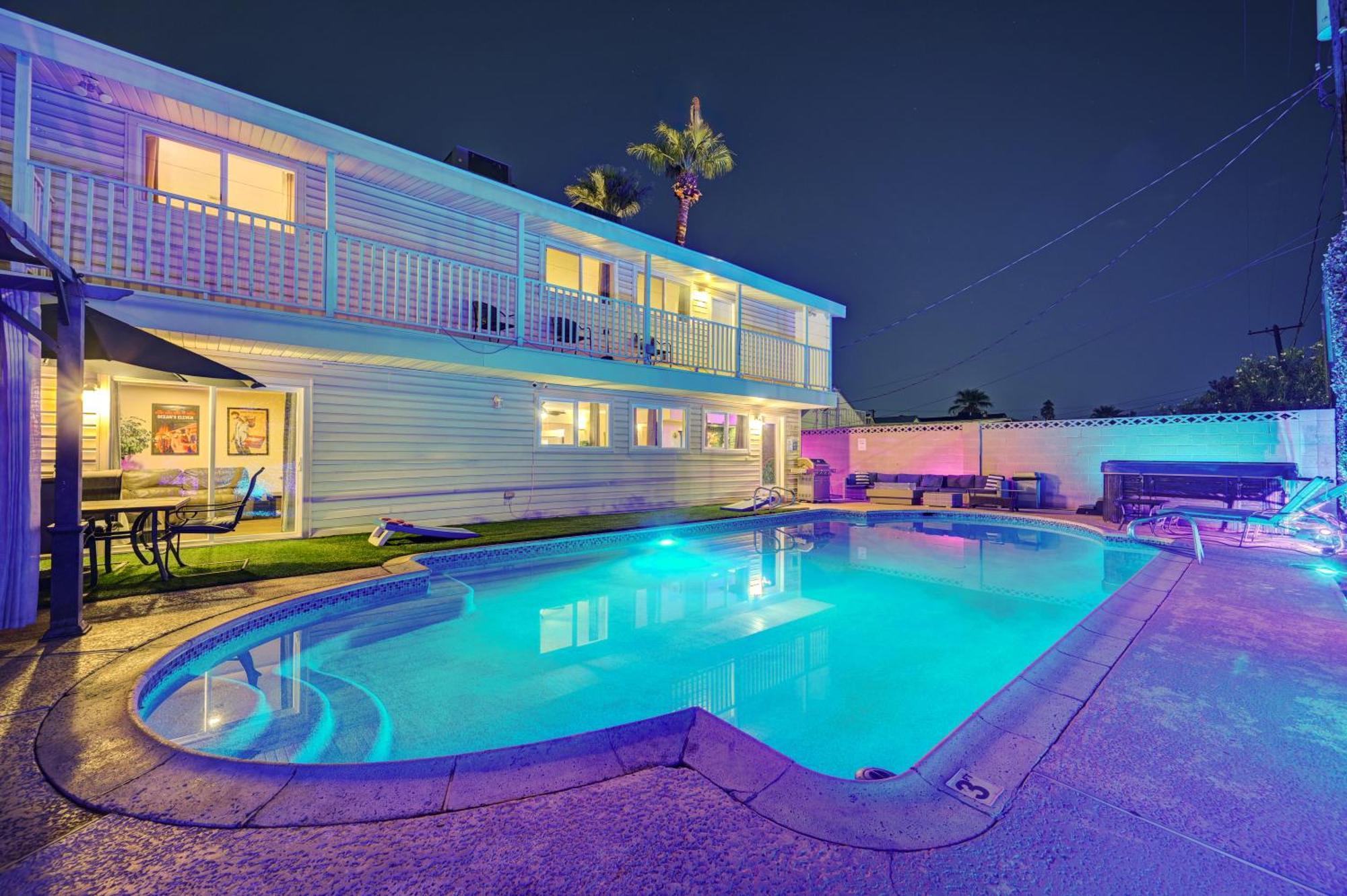 Large House, 15 Beds, Heated Pool, Hot Tub, Bbq, Close To Strip *