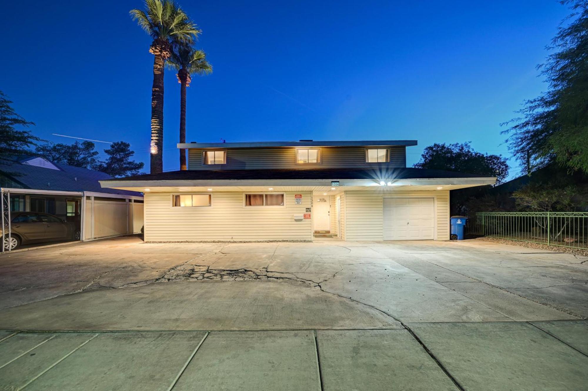 Large House, 15 Beds, Heated Pool, Hot Tub, Bbq, Close To Strip * Las Vegas